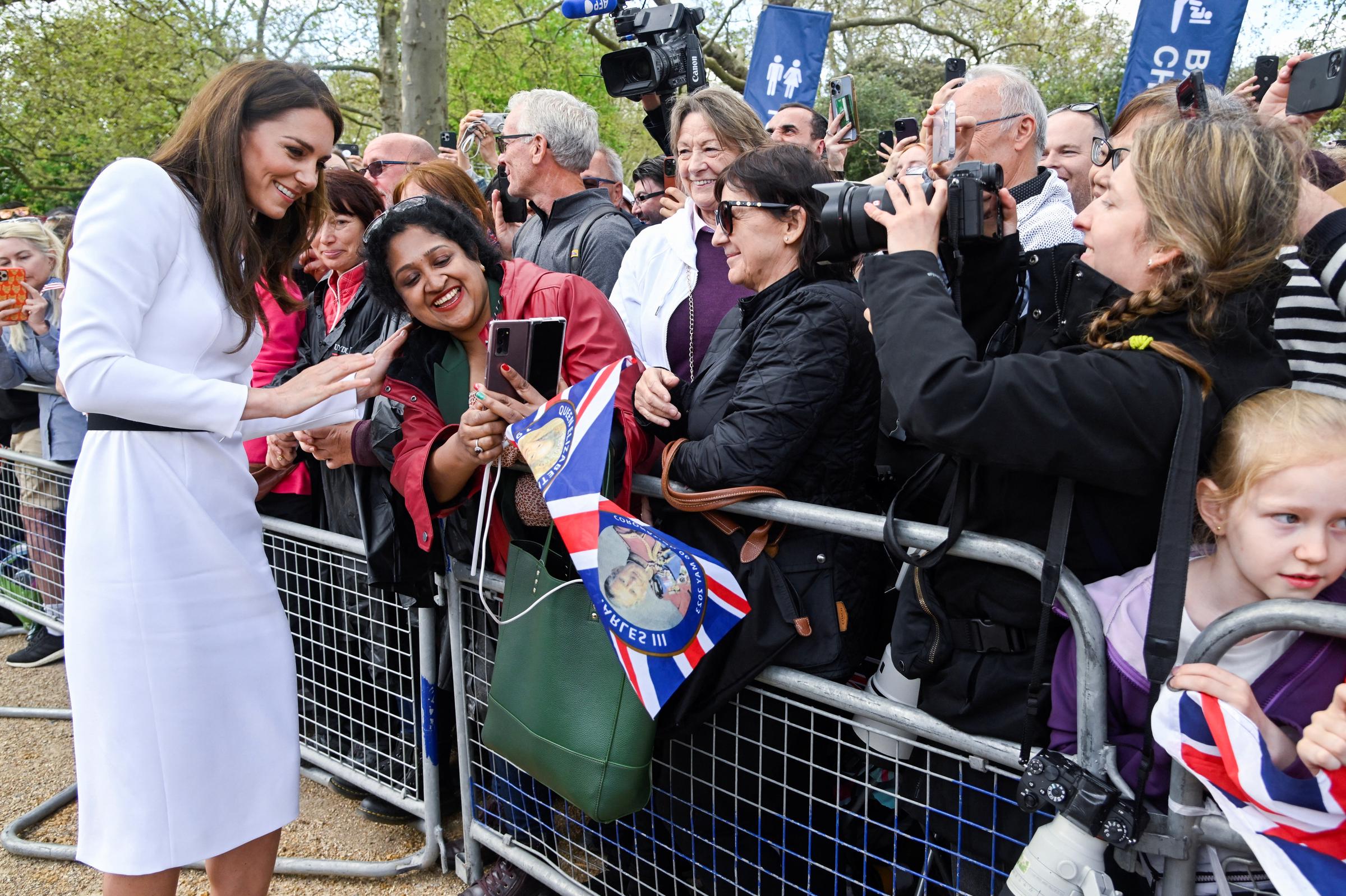 Catherine, Prinzessin von Wales, trifft Gratulanten während eines Spaziergangs auf der Mall vor dem Buckingham Palast vor der Krönung des britischen Königs Charles und Camilla, Königingemahlin, in London, England, am 5. Mai 2023 | Quelle: Getty Images