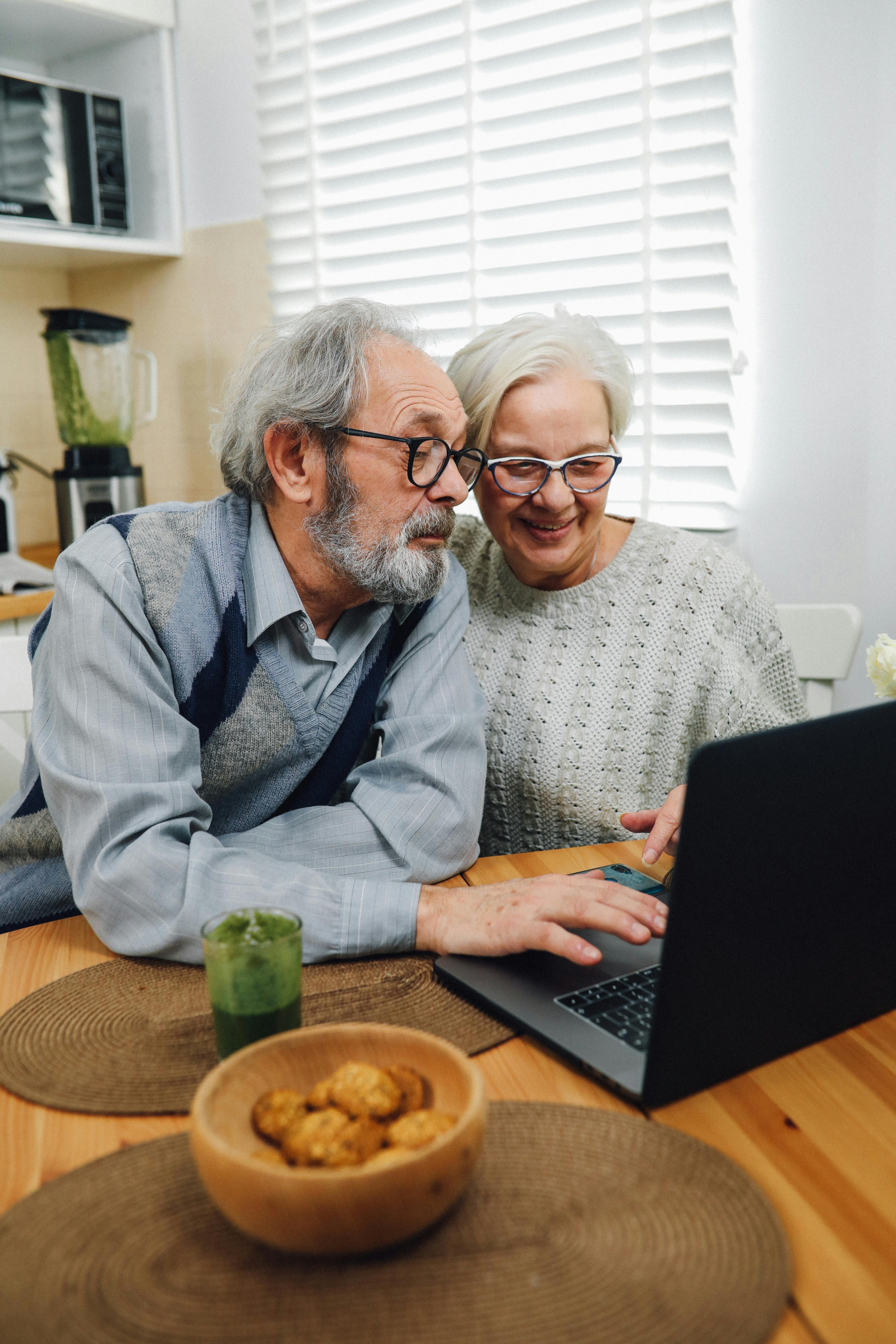 Ein älteres Paar, das gemeinsam einen Laptop benutzt | Quelle: Pexels