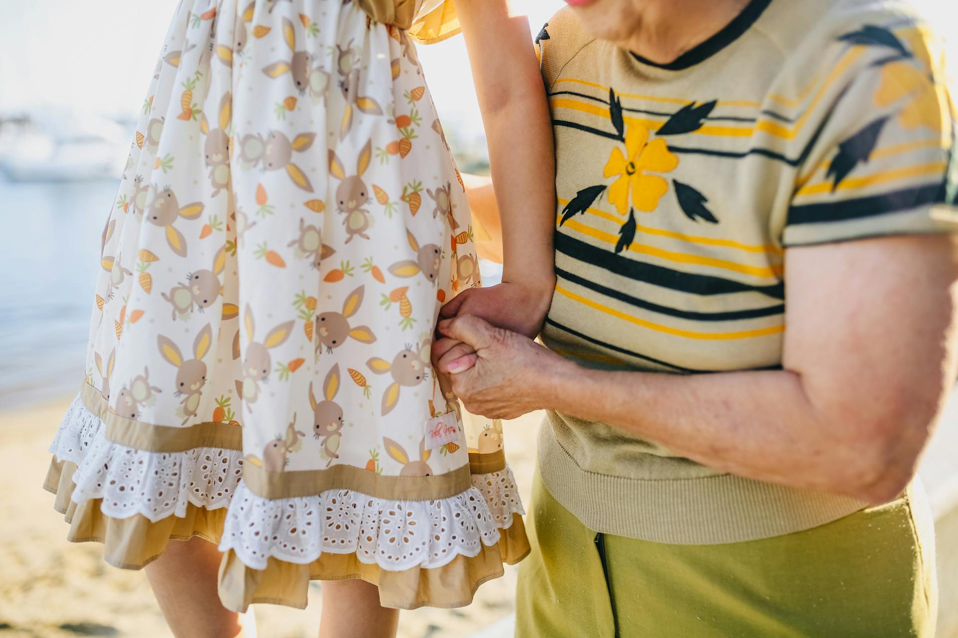 Eine Großmutter hält die Hand ihrer kleinen Enkelin während eines Spaziergangs | Quelle: Pexels