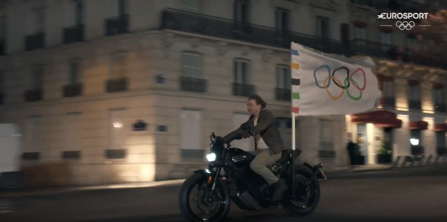 Tom Cruise beim Abschied mit der olympischen Flagge, gepostet am 12. August 2024 | Quelle: YouTube/Eurosport