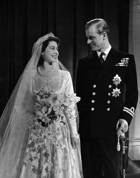 Königin Elizabeth II. und Philip, Herzog von Edinburgh bei ihrer Hochzeit, 1947 | Quelle: Getty Images
