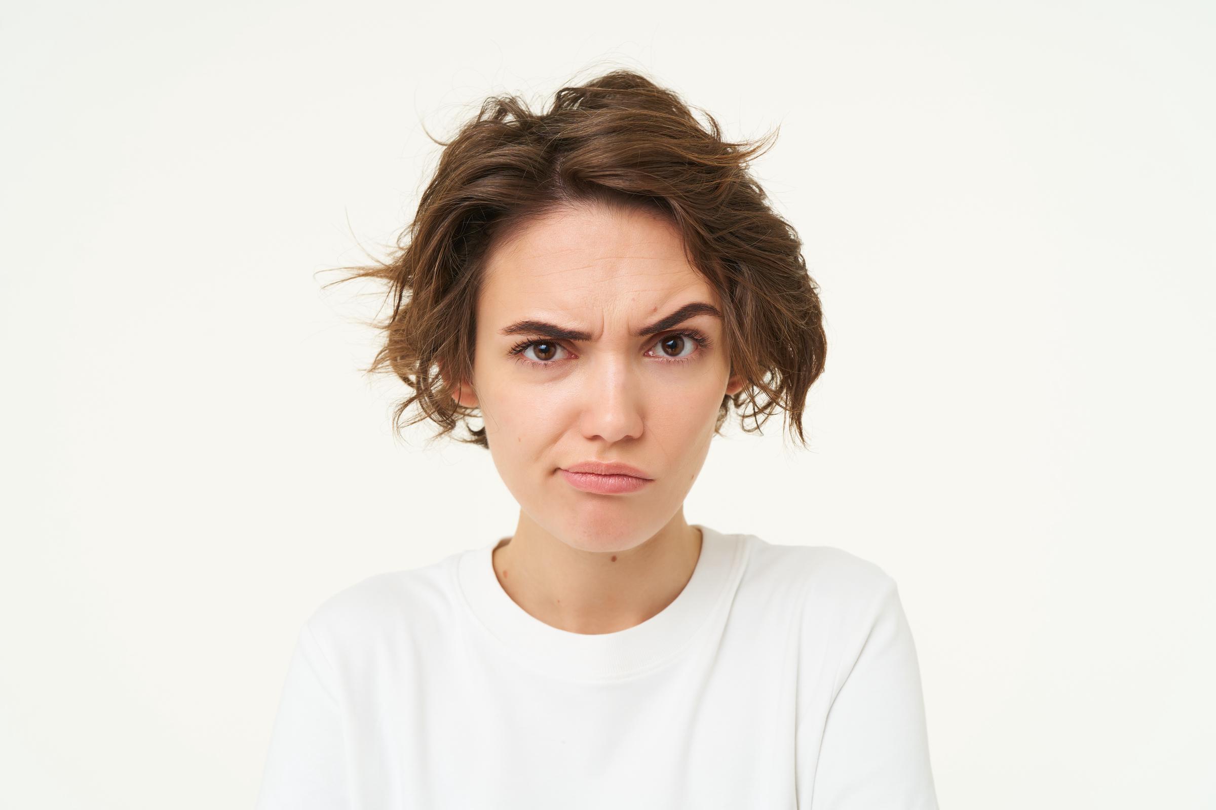 Eine Frau runzelt die Stirn | Quelle: Freepik