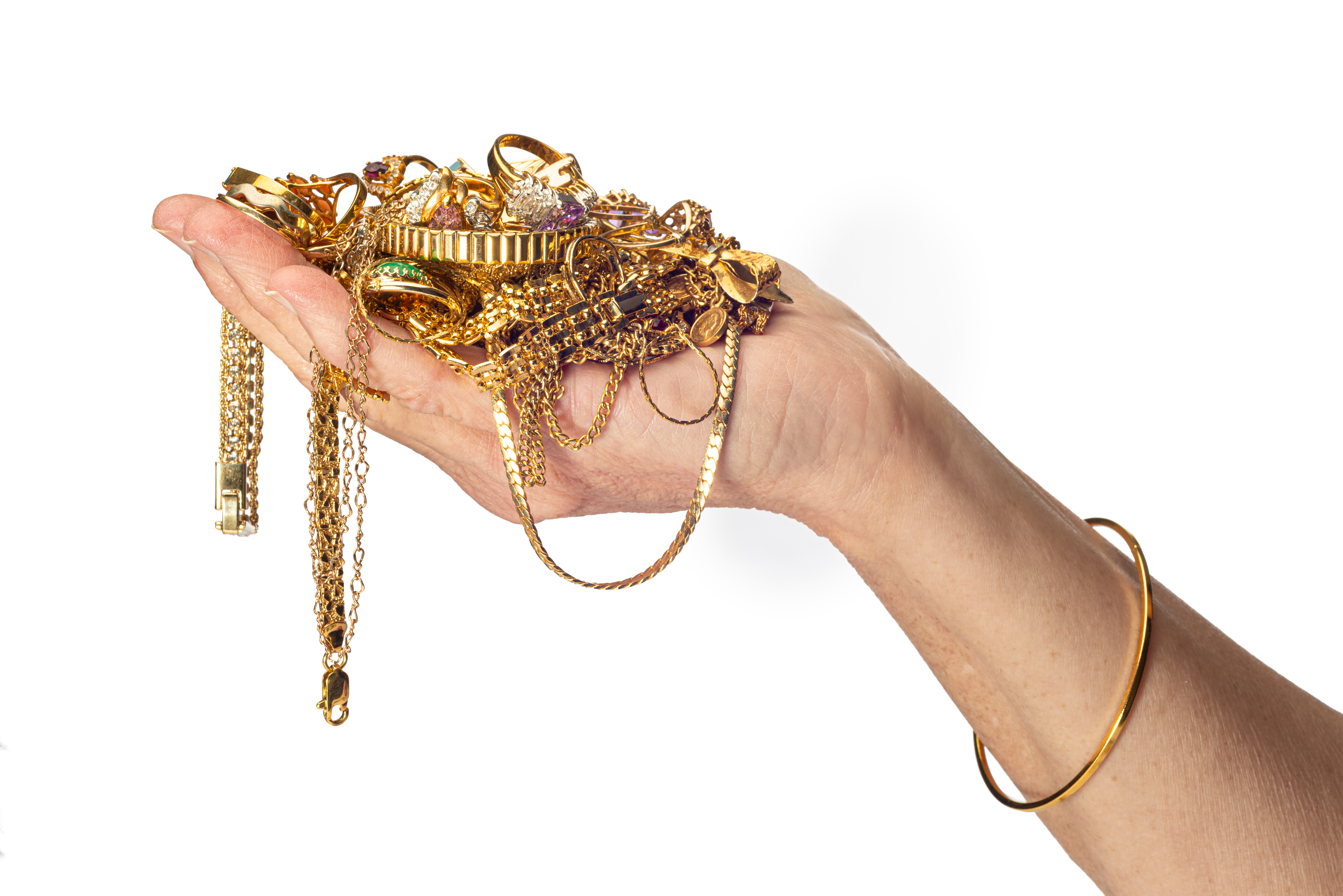 Eine Hand, die Goldschmuck hält | Quelle: Shutterstock