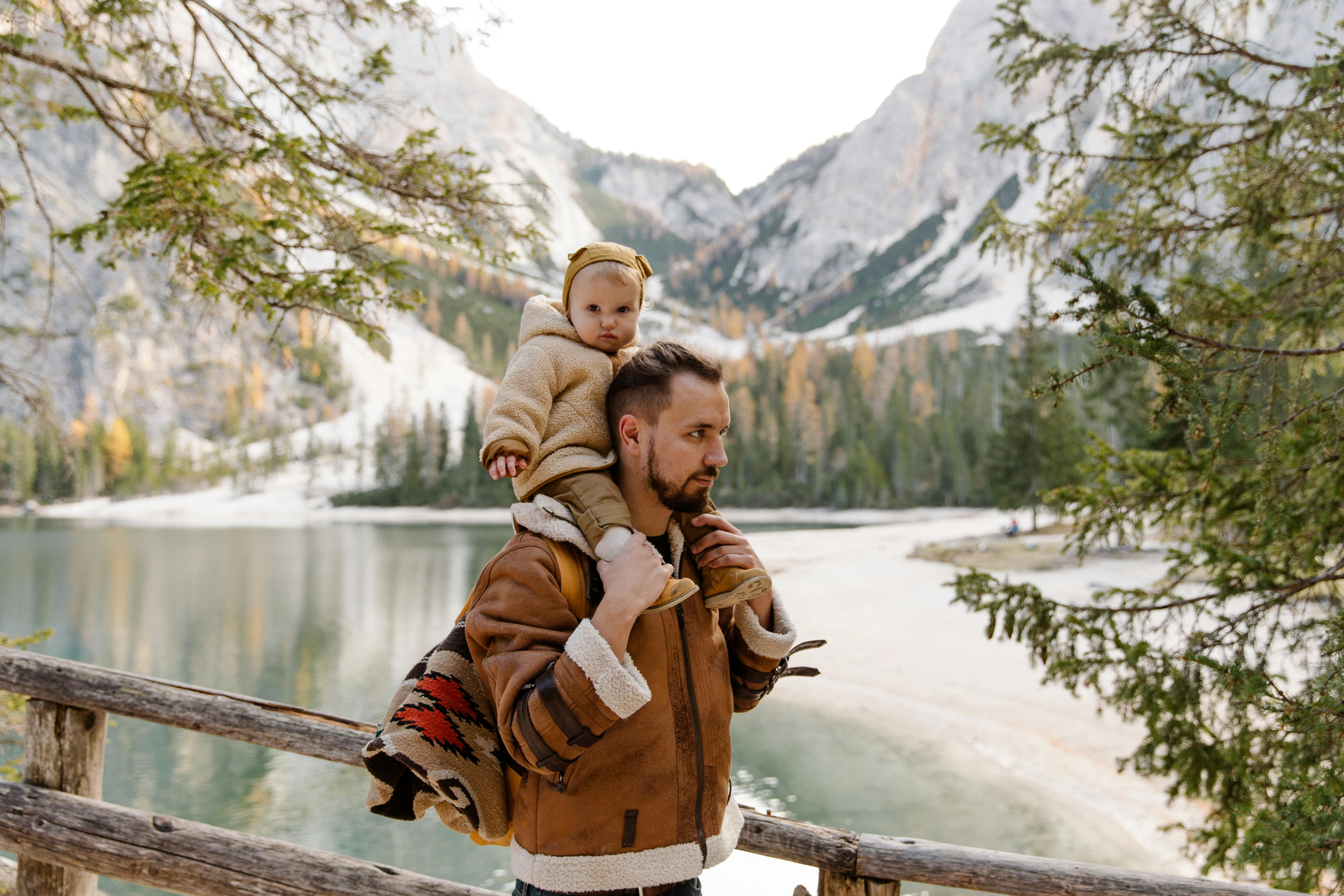 Ein Vater, der mit seinem Kind im Freien zusammen ist | Quelle: Pexels