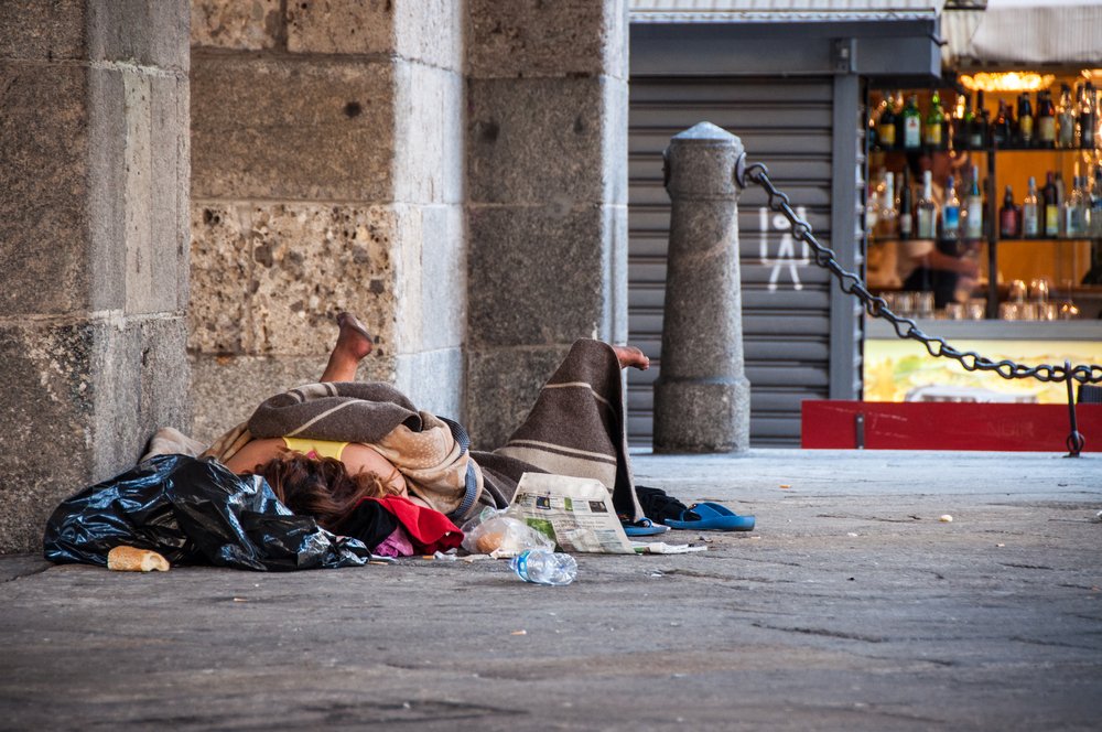Obdachloser, der auf der Straße in Mailand, Italien schläft | Quelle: Shutterstock