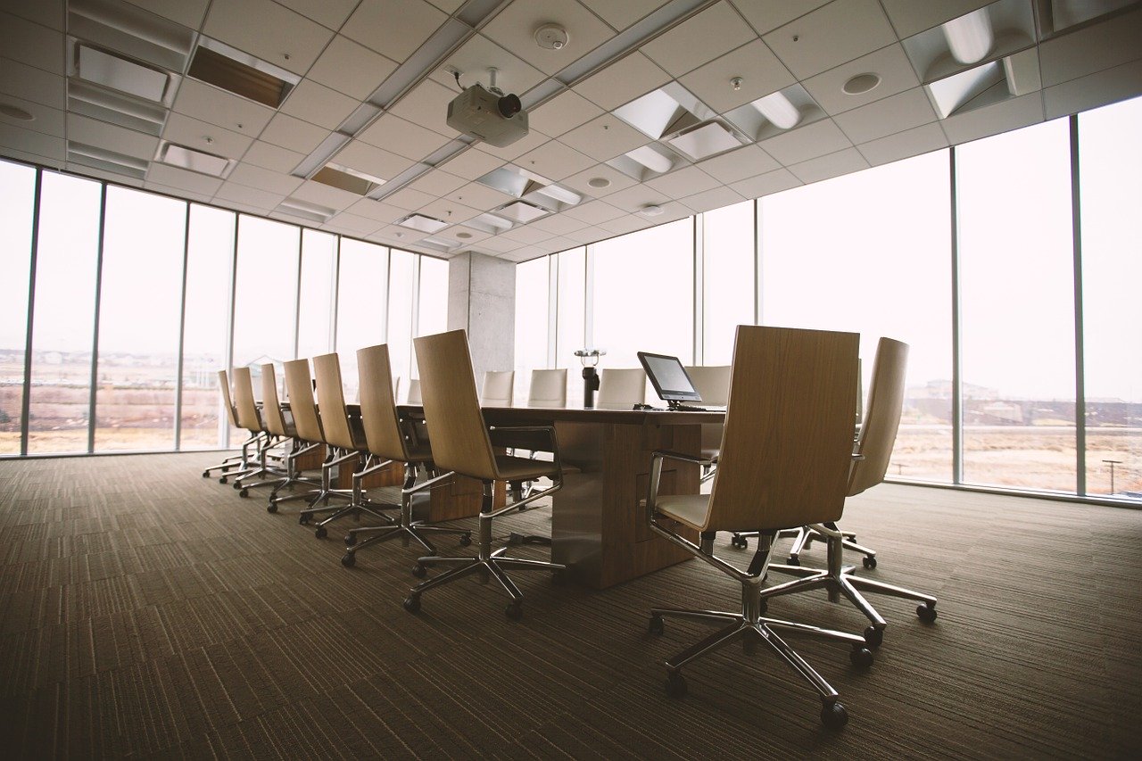 Ein leerer Konferenzraum in einem Bürogebäude. I Quelle: Pixabay