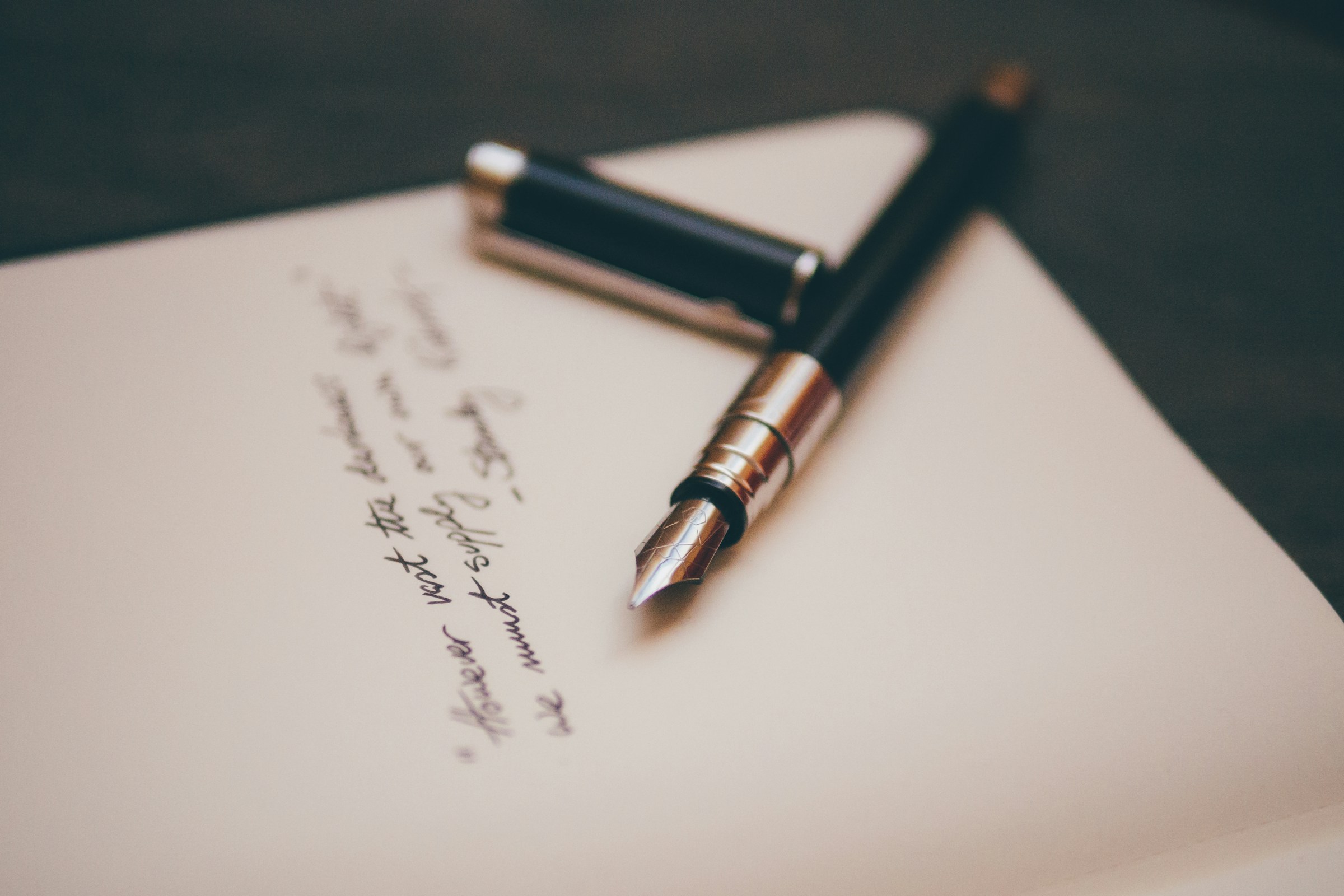 Handgeschriebener Brief mit einem Füllfederhalter | Quelle: Unsplash