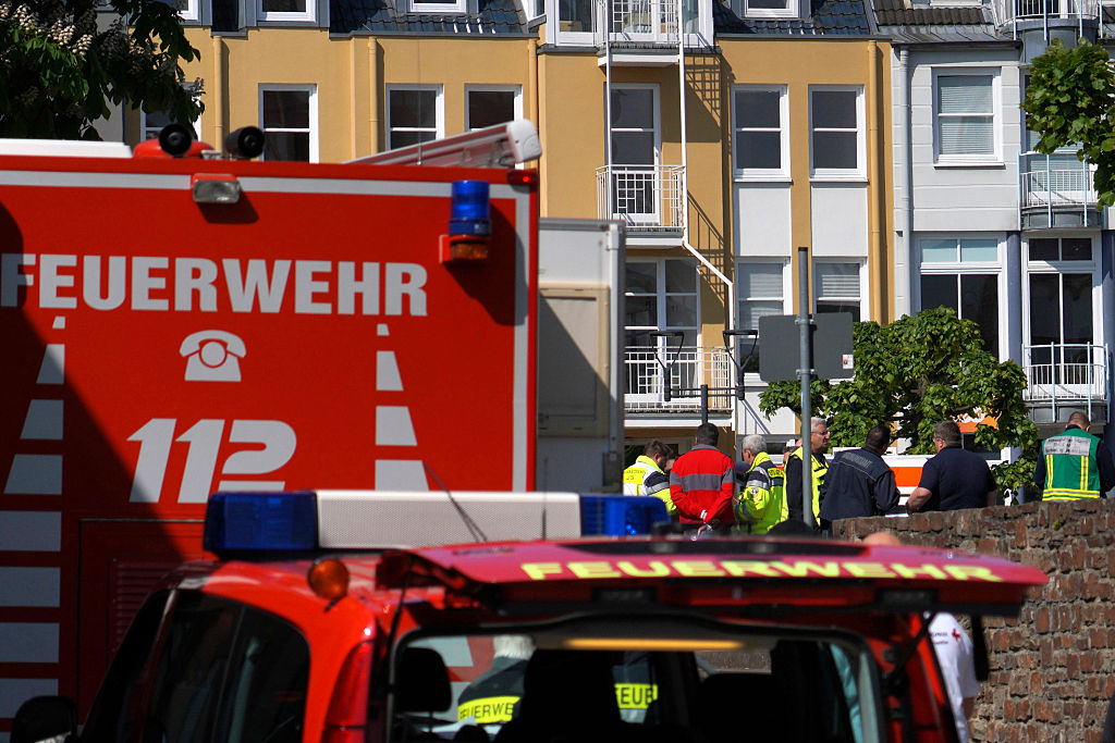 8. Mai 2026, Rheinland-Pfalz, Sinzig: Rettungswagen, Polizeibeamte und Polizeifahrzeuge stehen in der Nähe des Tatorts. Nach ersten Polizeiberichten hat sich in einer Bankfiliale in Sinzig, Rheinland-Pfalz, eine Geiselnahme ereignet | Quelle: Getty Images