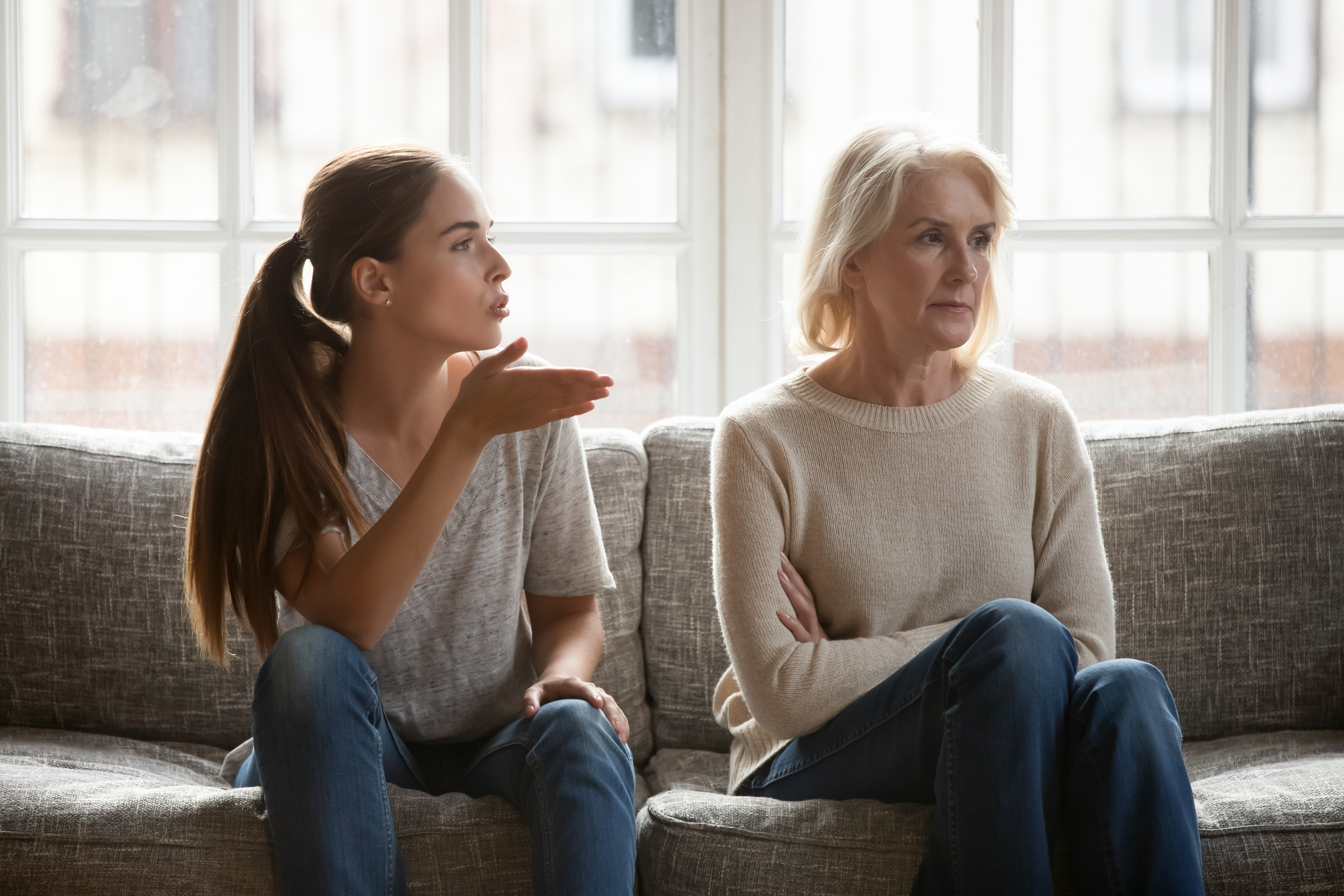 Die erwachsene Tochter beschwert sich bei ihrer Mutter | Quelle: Shutterstock