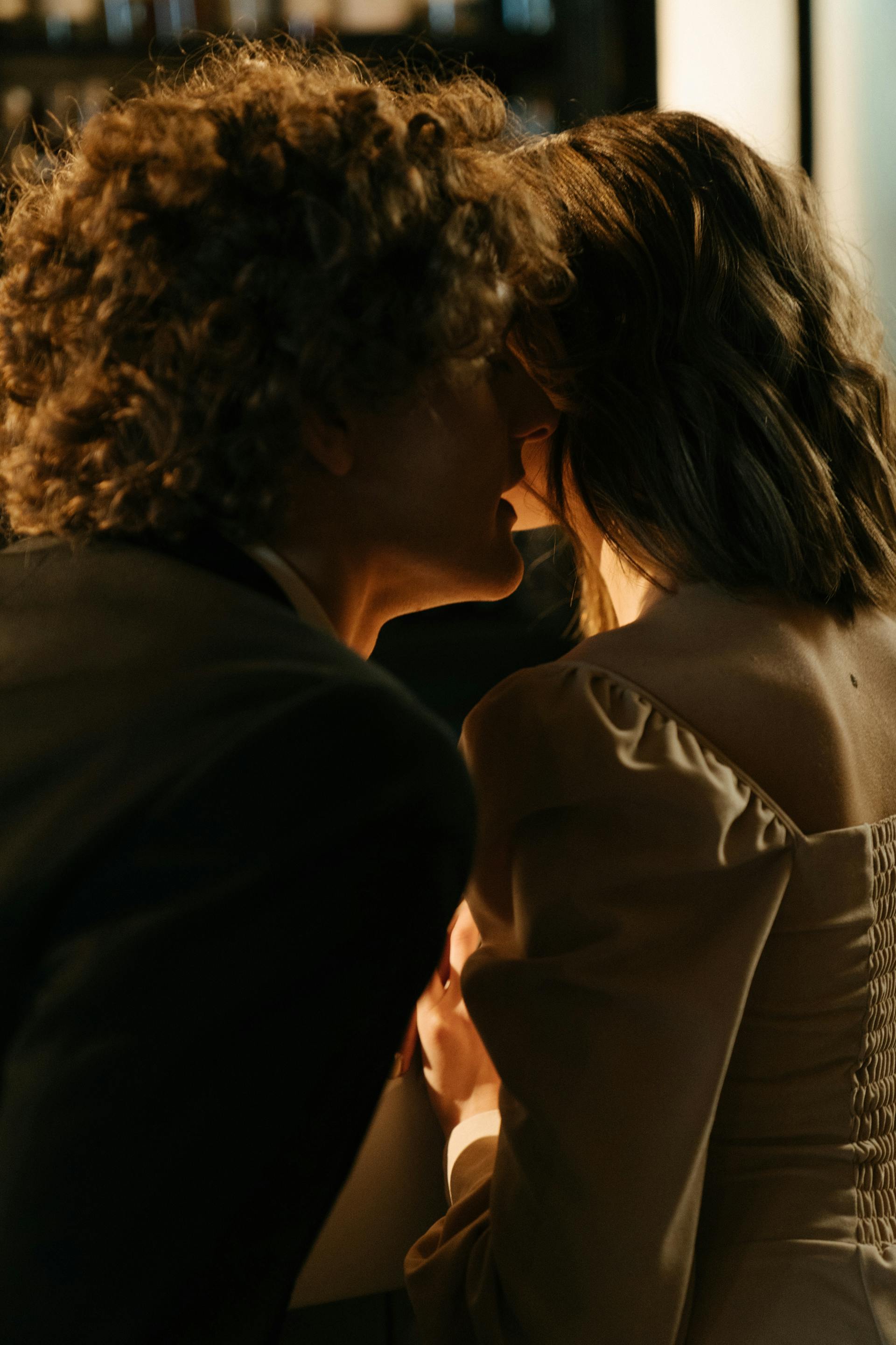 Ein Mann flüstert einer Frau zu | Quelle: Pexels