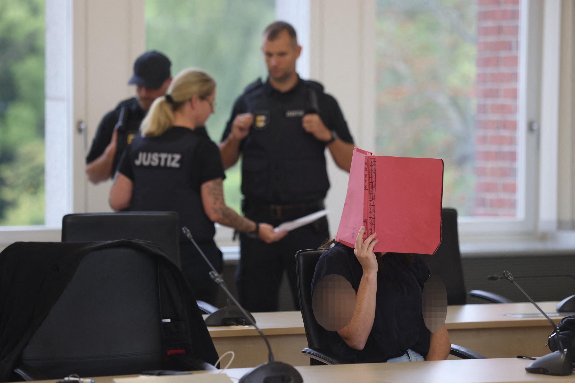 Die Angeklagte Gina H. sitzt am 26. Verhandlungstag im Gerichtssaal | Quelle: Getty Images