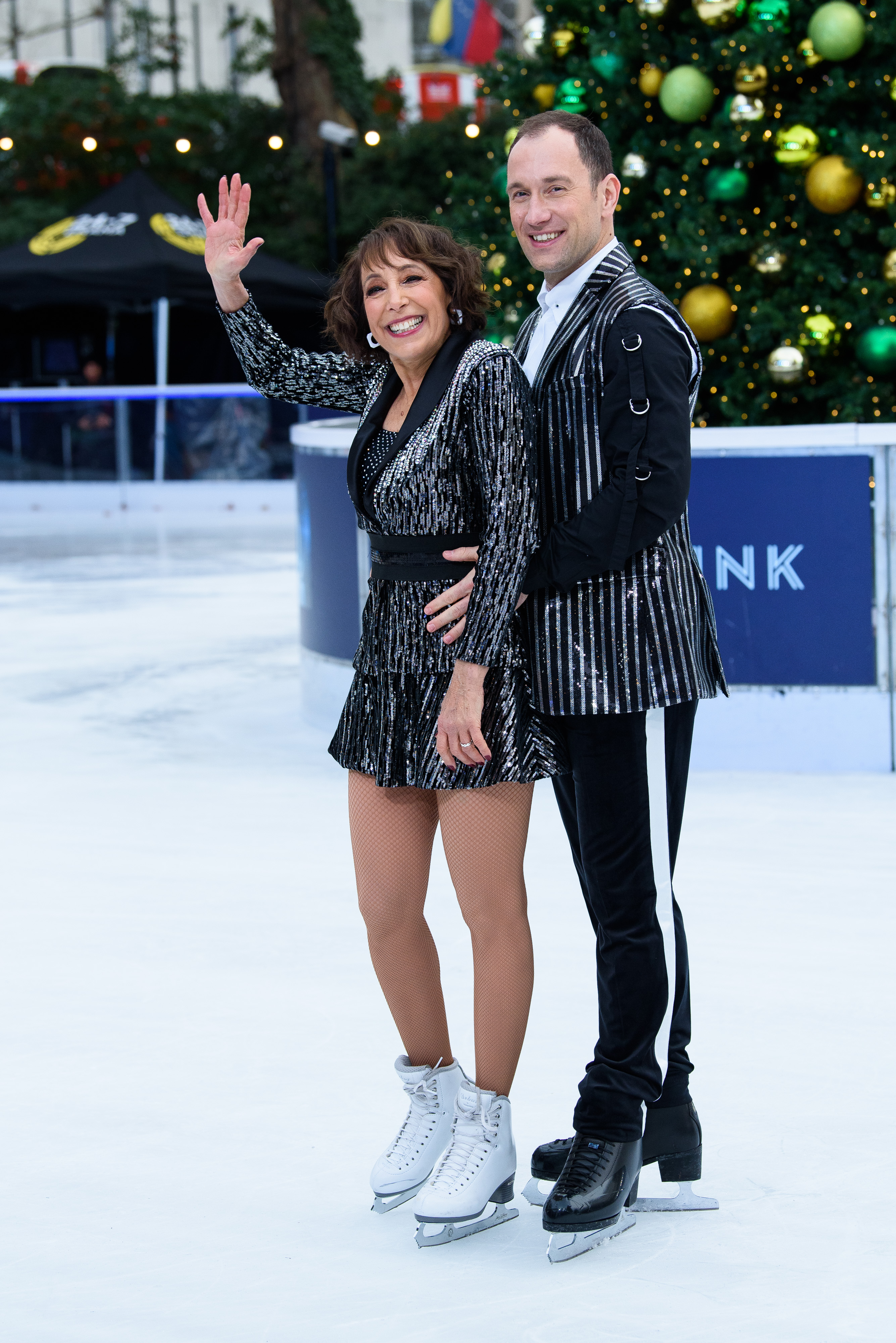 Didi Conn und Lukasz Rozycki während eines Fotocalls für "Dancing On Ice" in der Natural History Museum Ice Rink am 18. Dezember 2018 in London, England. | Quelle: Getty Images