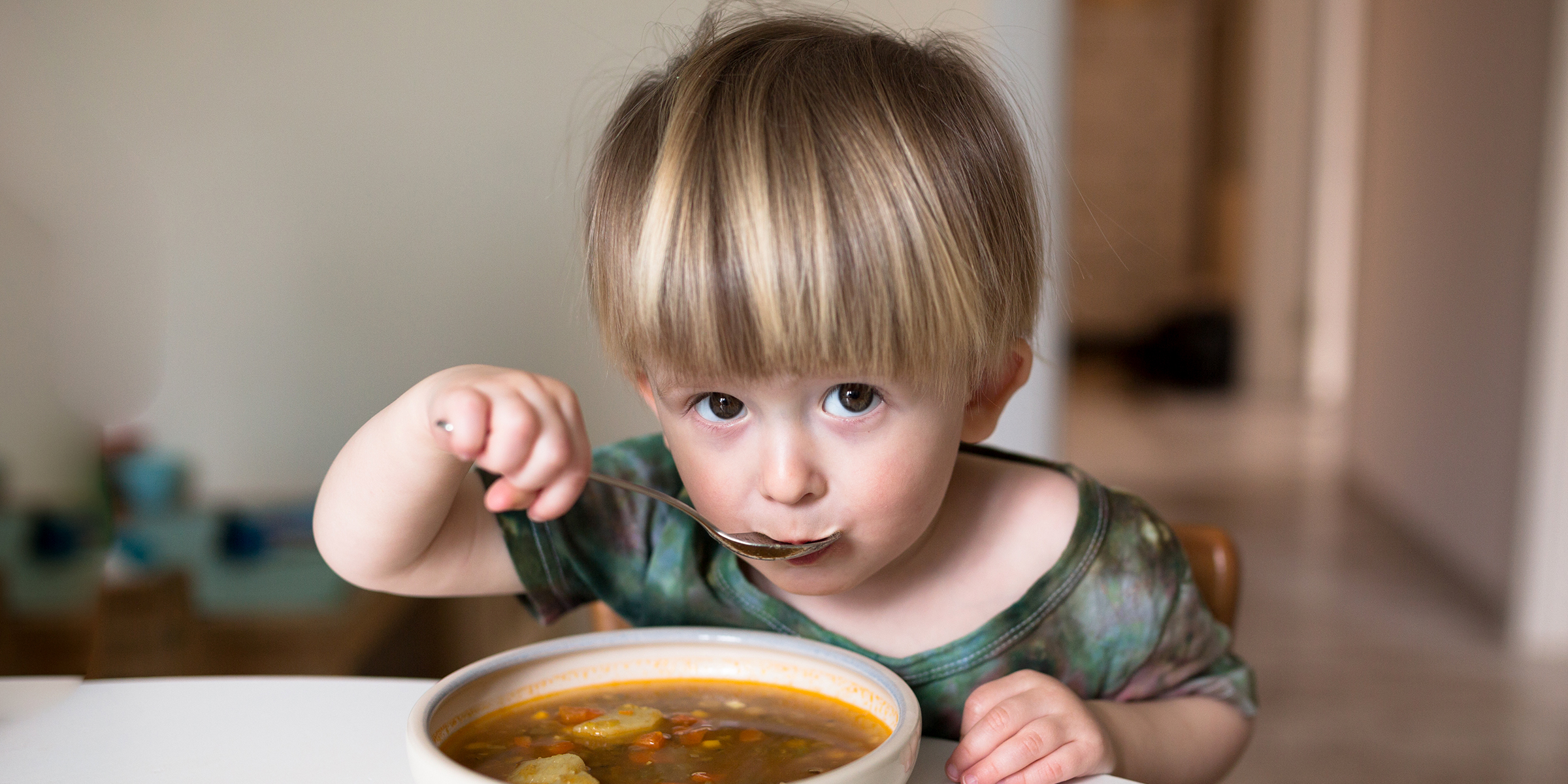 Ein kleiner Junge isst Suppe | Quelle: Shutterstock