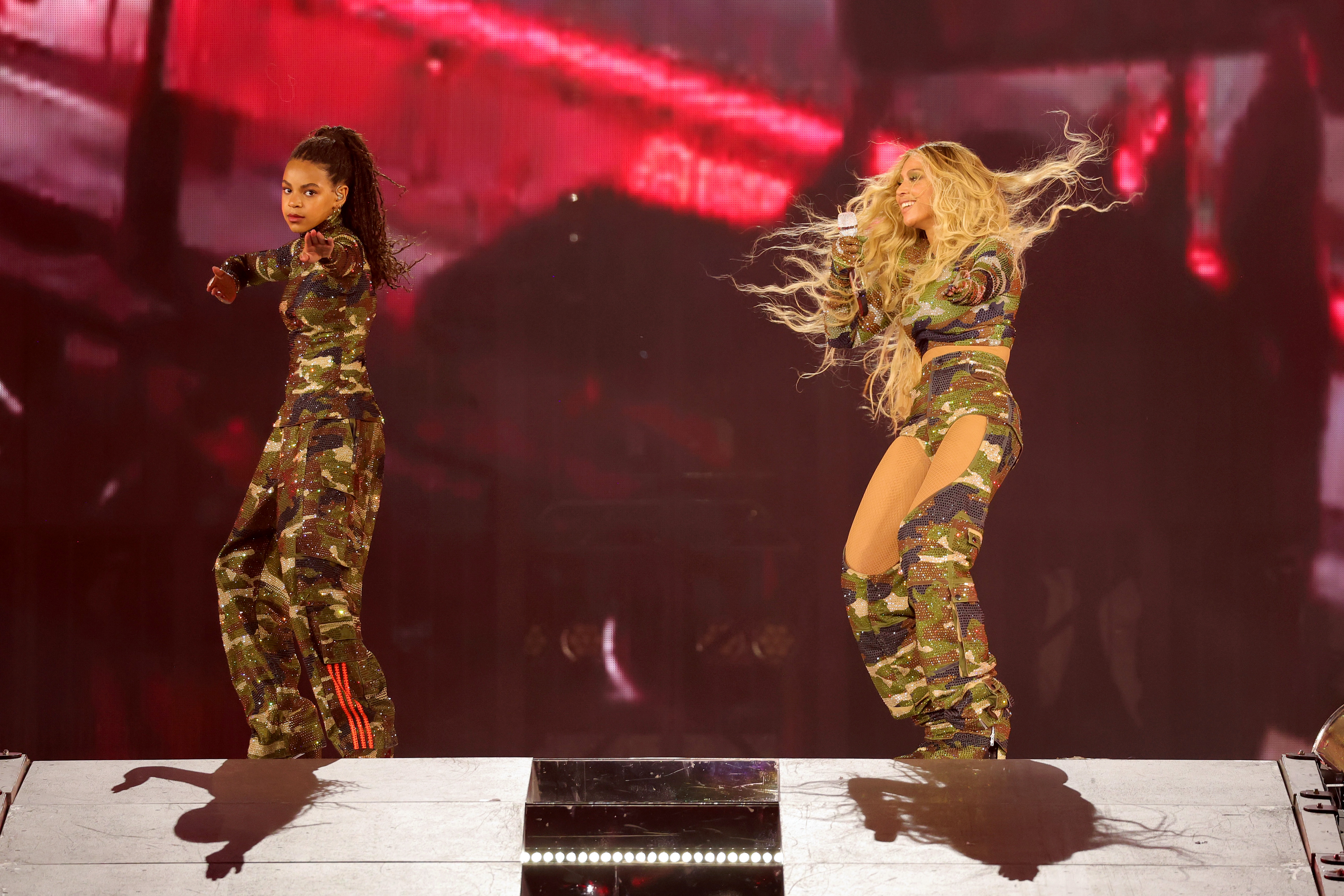 Blue Ive Carter und Beyoncé treten auf der Bühne während der "Renaissance World Tour" am 11. August 2023 in Atlanta, Georgia auf | Quelle: Getty Images