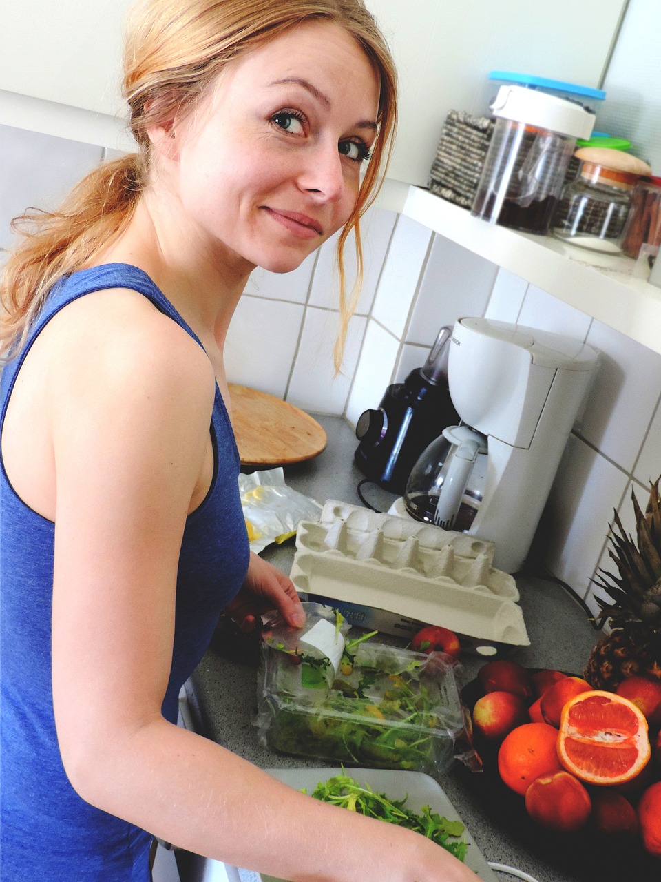 Frau lächelnd in der Küche | Quelle: Pixabay