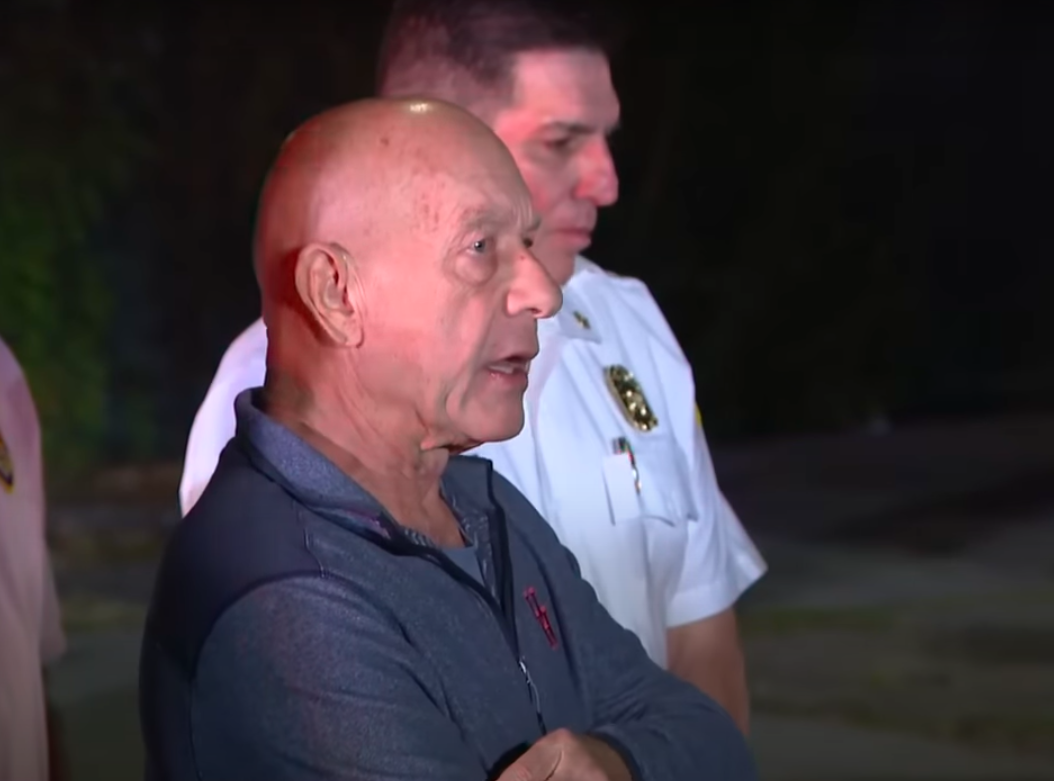 Houstons Bürgermeister John Whitmire spricht mit den Behörden von Houston über den Unfall, aufgenommen am 21. Oktober 2024 | Quelle: YouTube/FOX 26 Houston