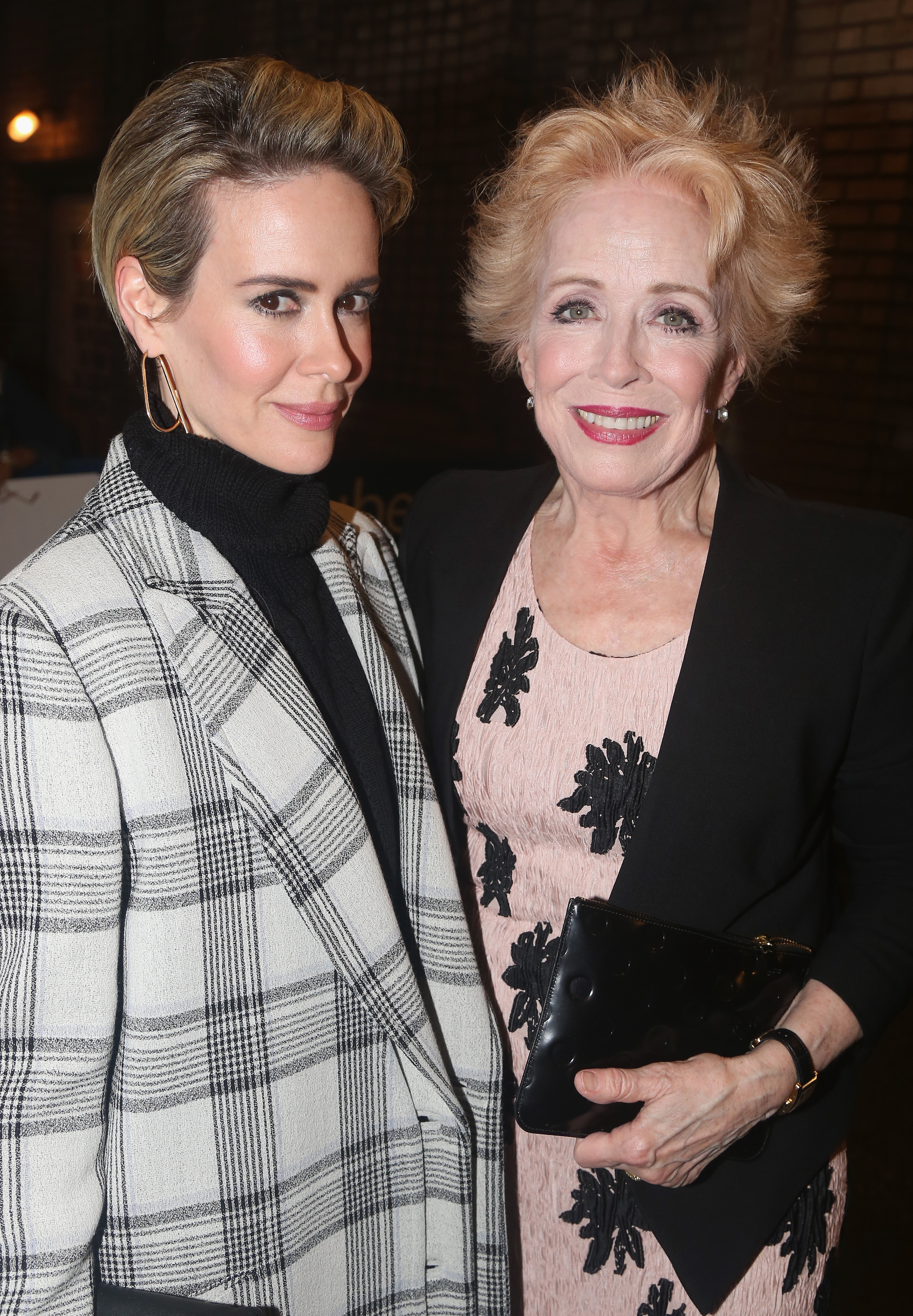Sarah Paulson und Holland Taylor bei der Premiere von „The Front Page“ am Broadway am 20. Oktober 2016 in New York. | Quelle: Getty Images