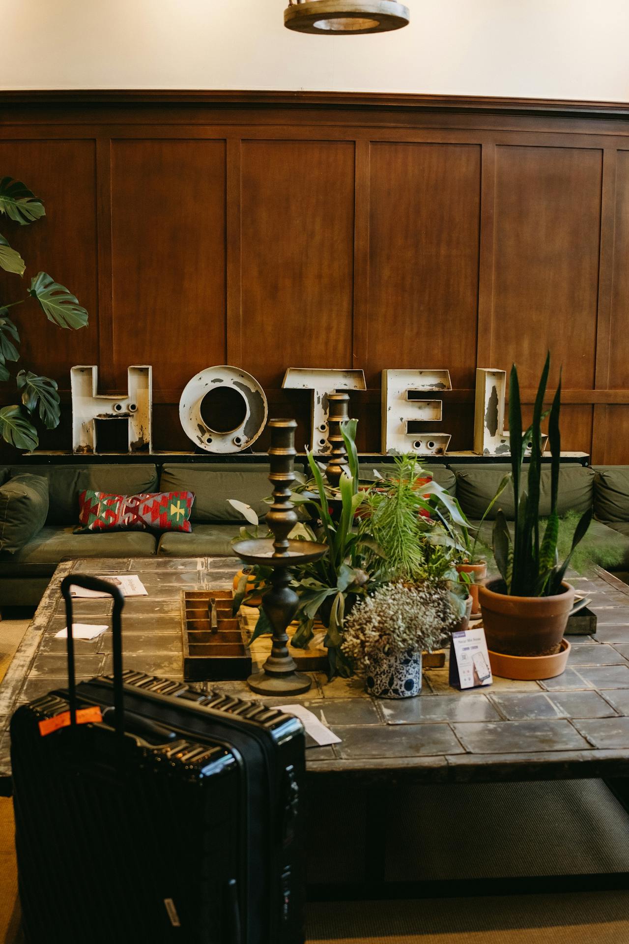 Koffer in einer Hotellobby | Quelle: Pexels