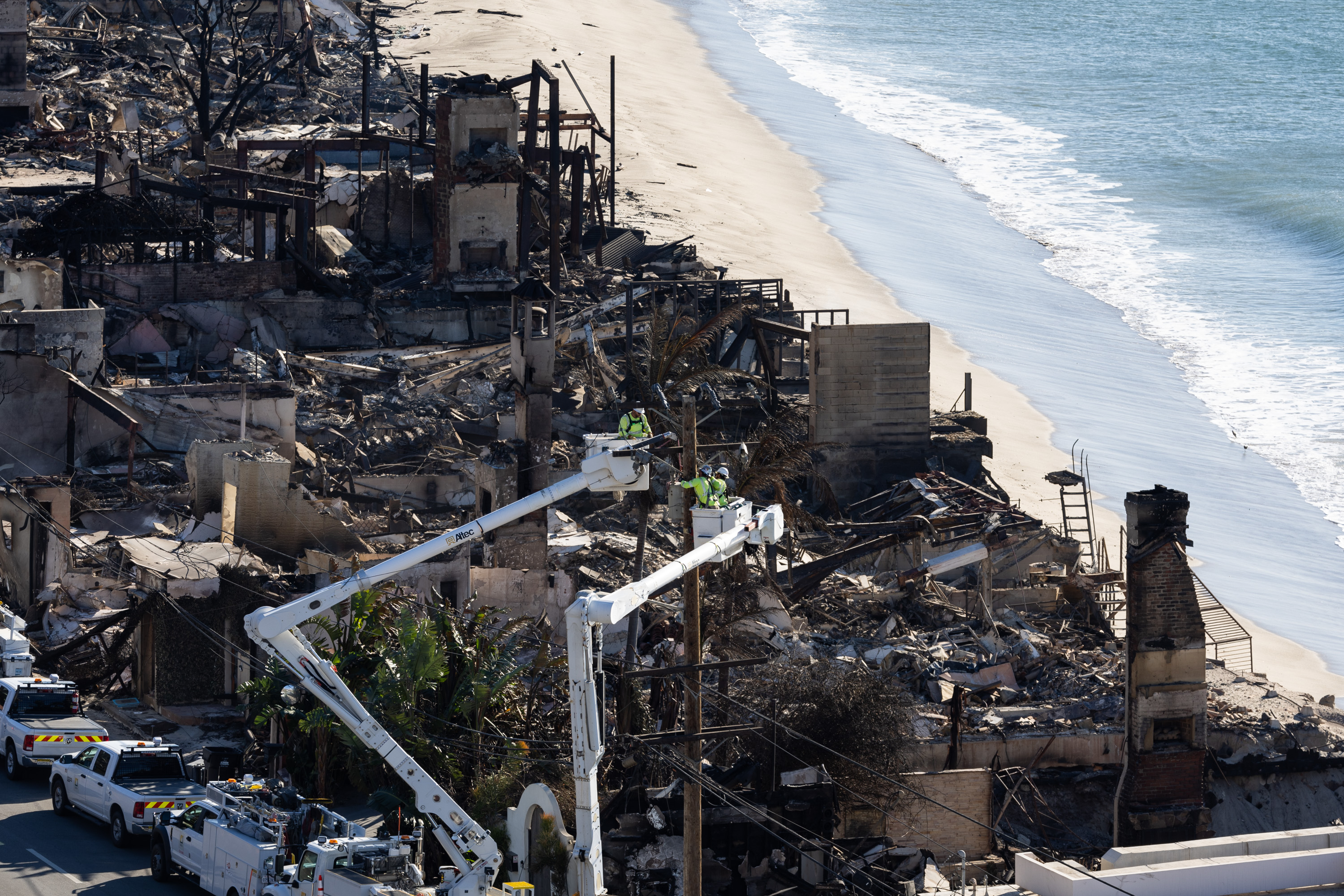 Häuser und Gebäude am Strand, die von den Waldbränden in Los Angeles, Kalifornien, am 12. Januar 2025 zerstört wurden. | Quelle: Getty Images