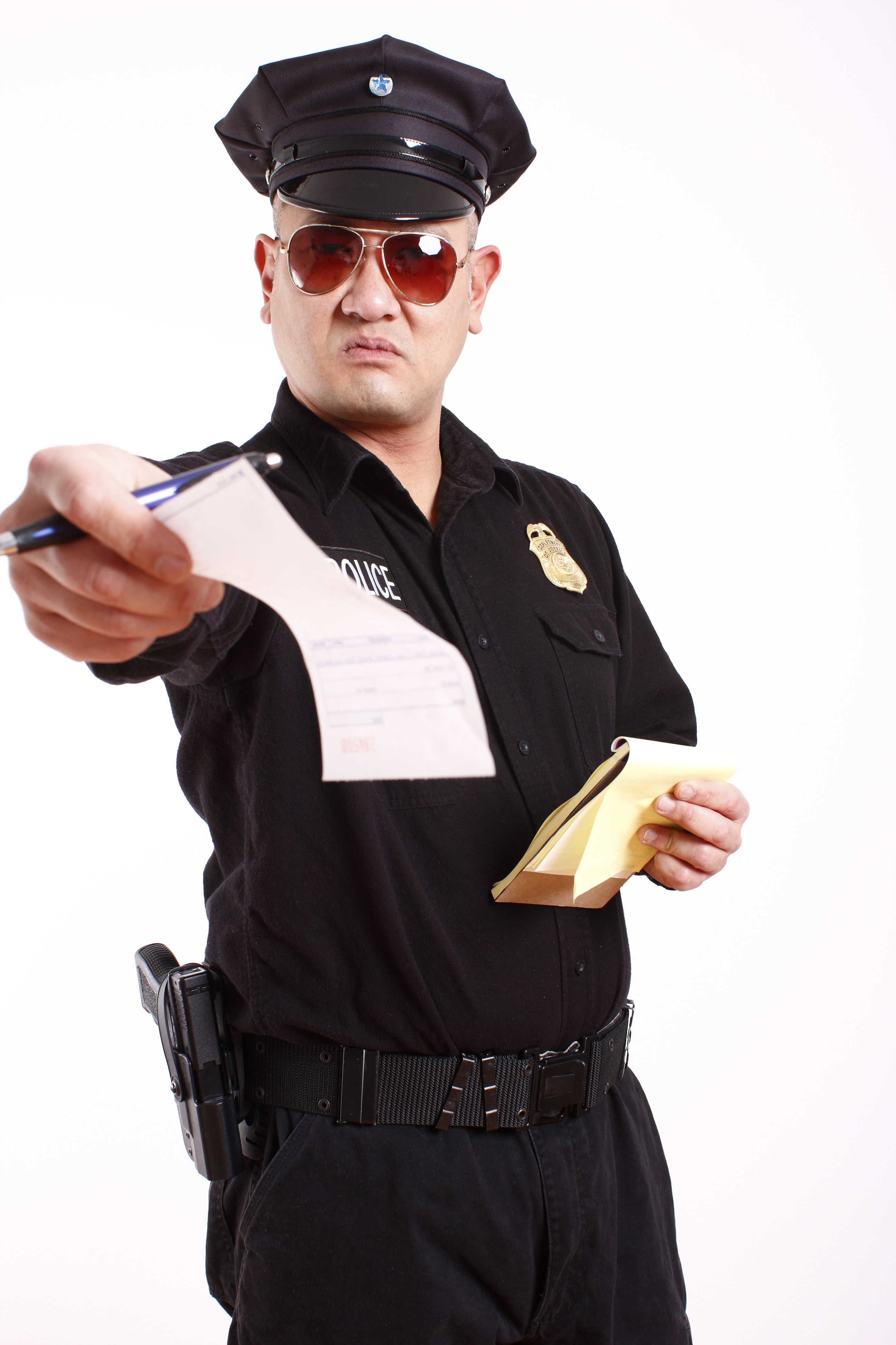 Ein Polizist mit einem Strafzettel. | Quelle: Shutterstock