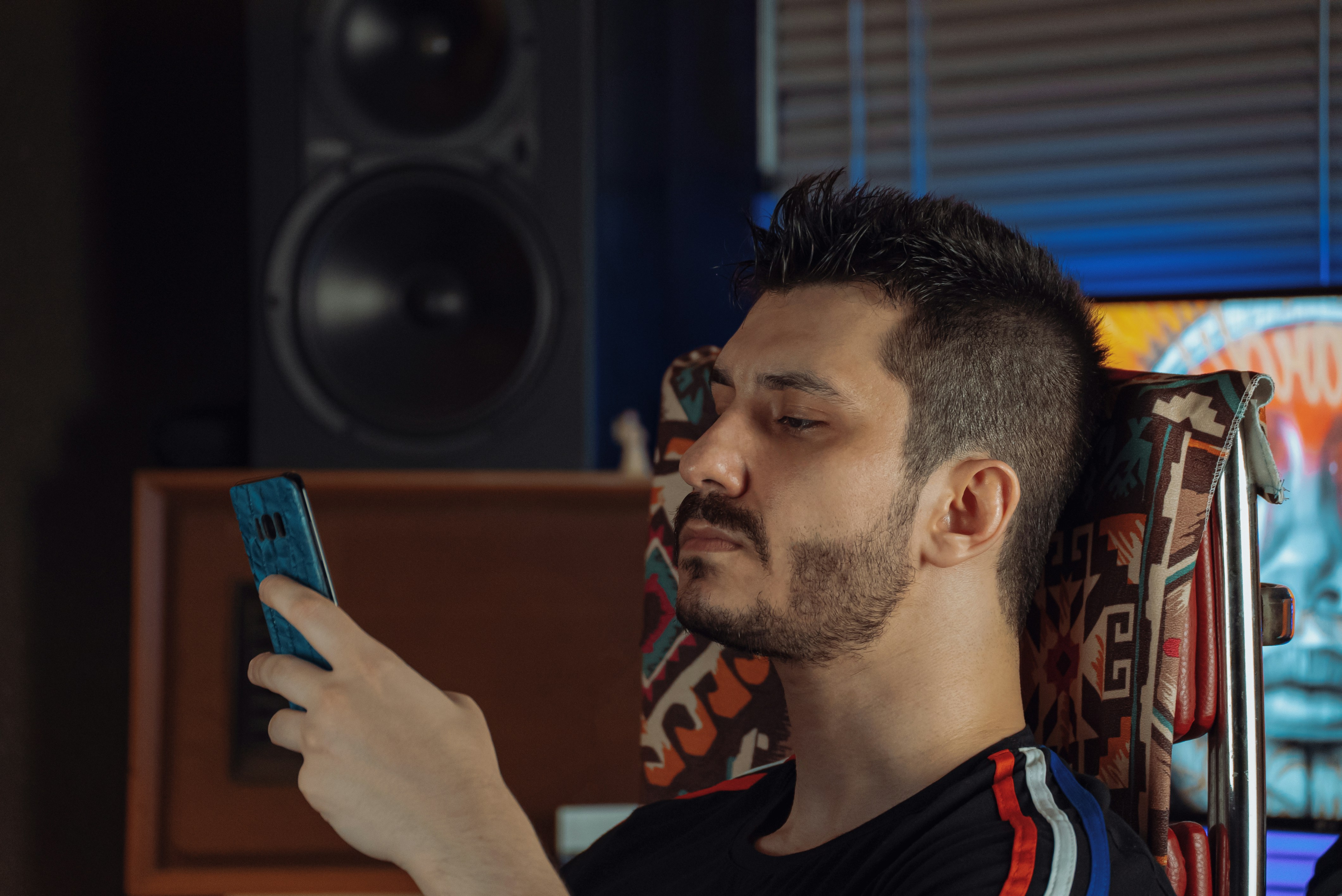 Mann, der ein Handy benutzt | Quelle: Unsplash