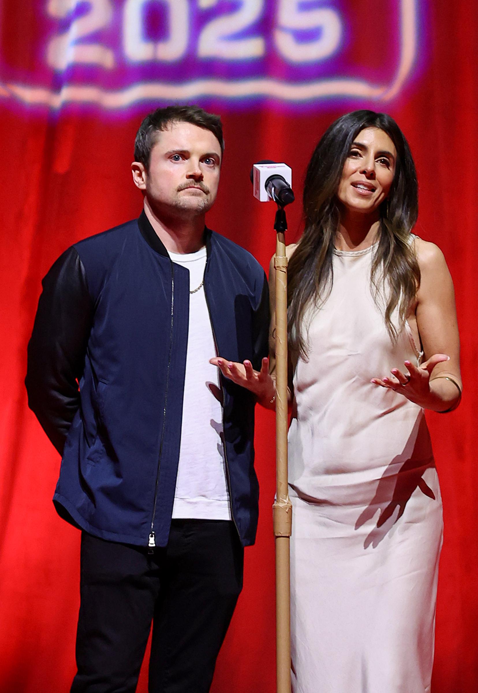 Robert Iler ist erst vor kurzem wieder zur Schauspielerei zurückgekehrt, nachdem er eine längere Auszeit von der Branche genommen hatte. Auf diesem Foto unterhielten er und Jamie-Lynn Sigler sich auf der Bühne während der