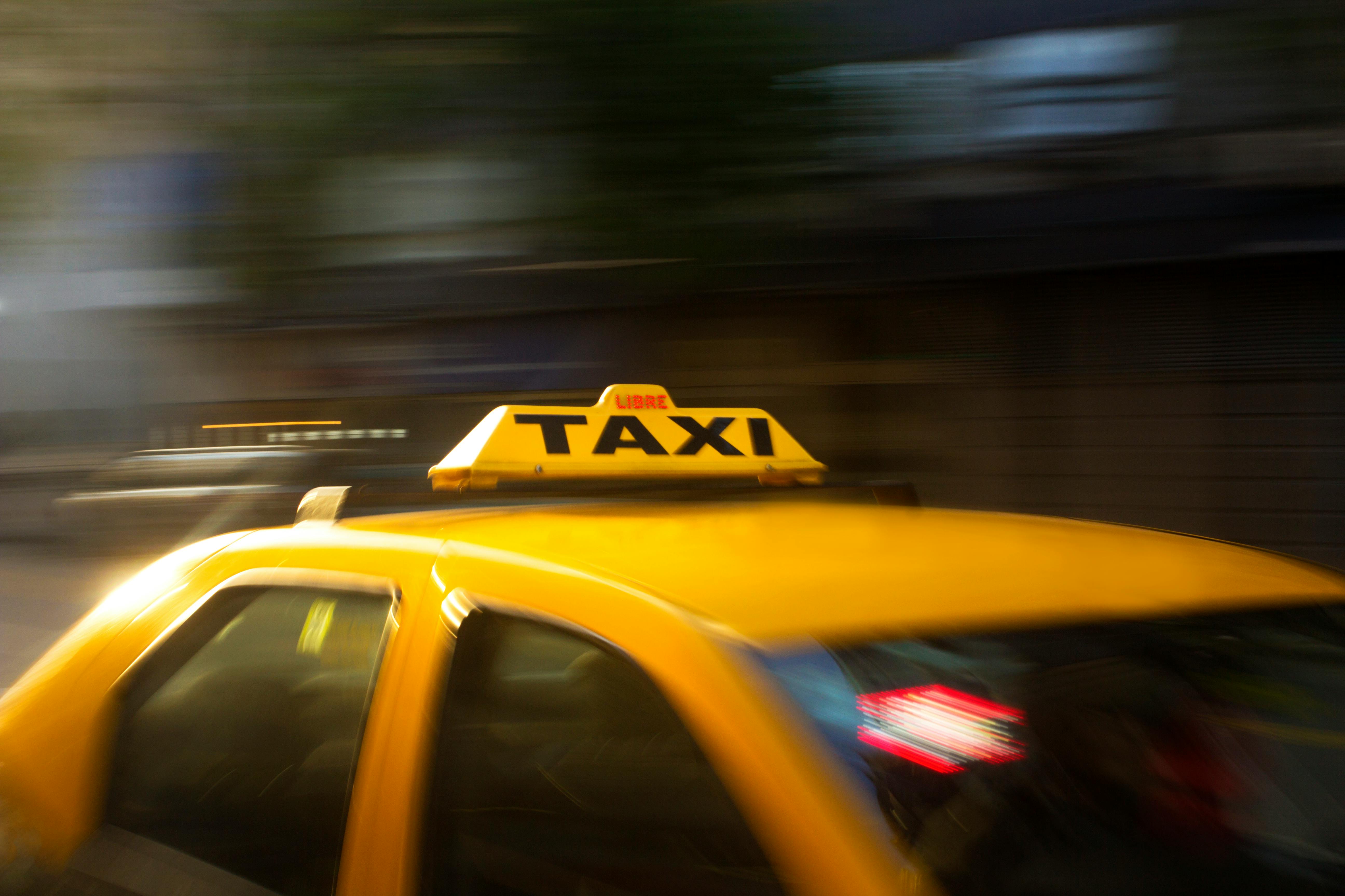 Ein Taxi in Bewegung | Quelle: Pexels