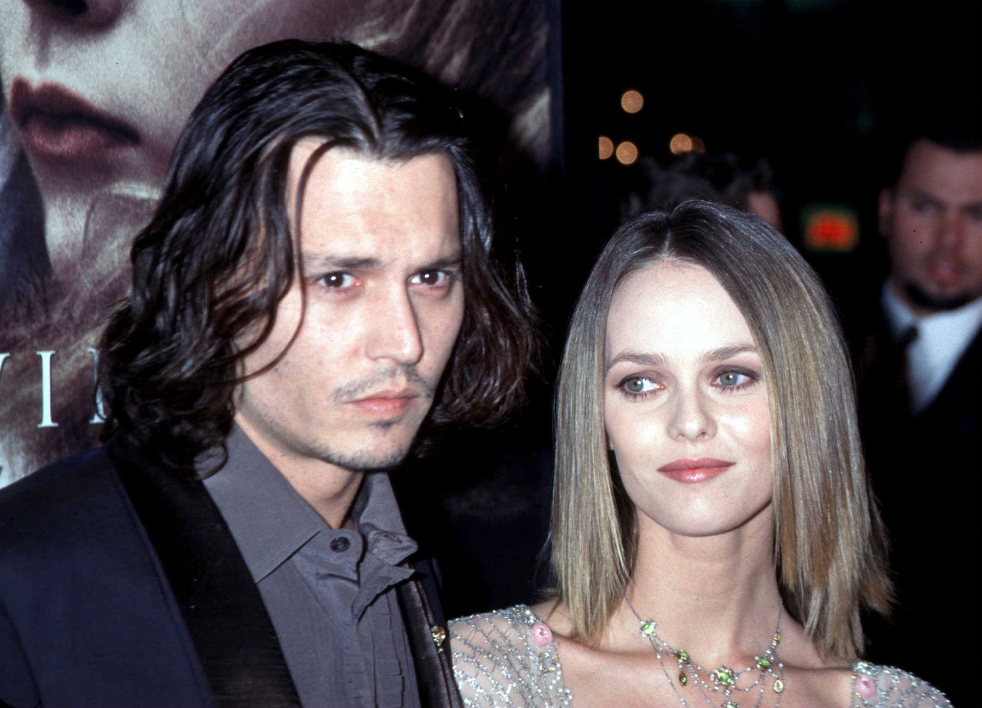Johnny Depp und Vanessa Paradis bei der Premiere von "Sleepy Hollow" in Los Angeles, Kalifornien am 17. November 1999 | Quelle: Getty Images