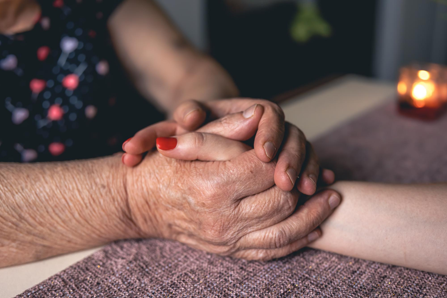 Eine ältere Frau hält die Hand einer jungen Dame | Quelle: Freepik