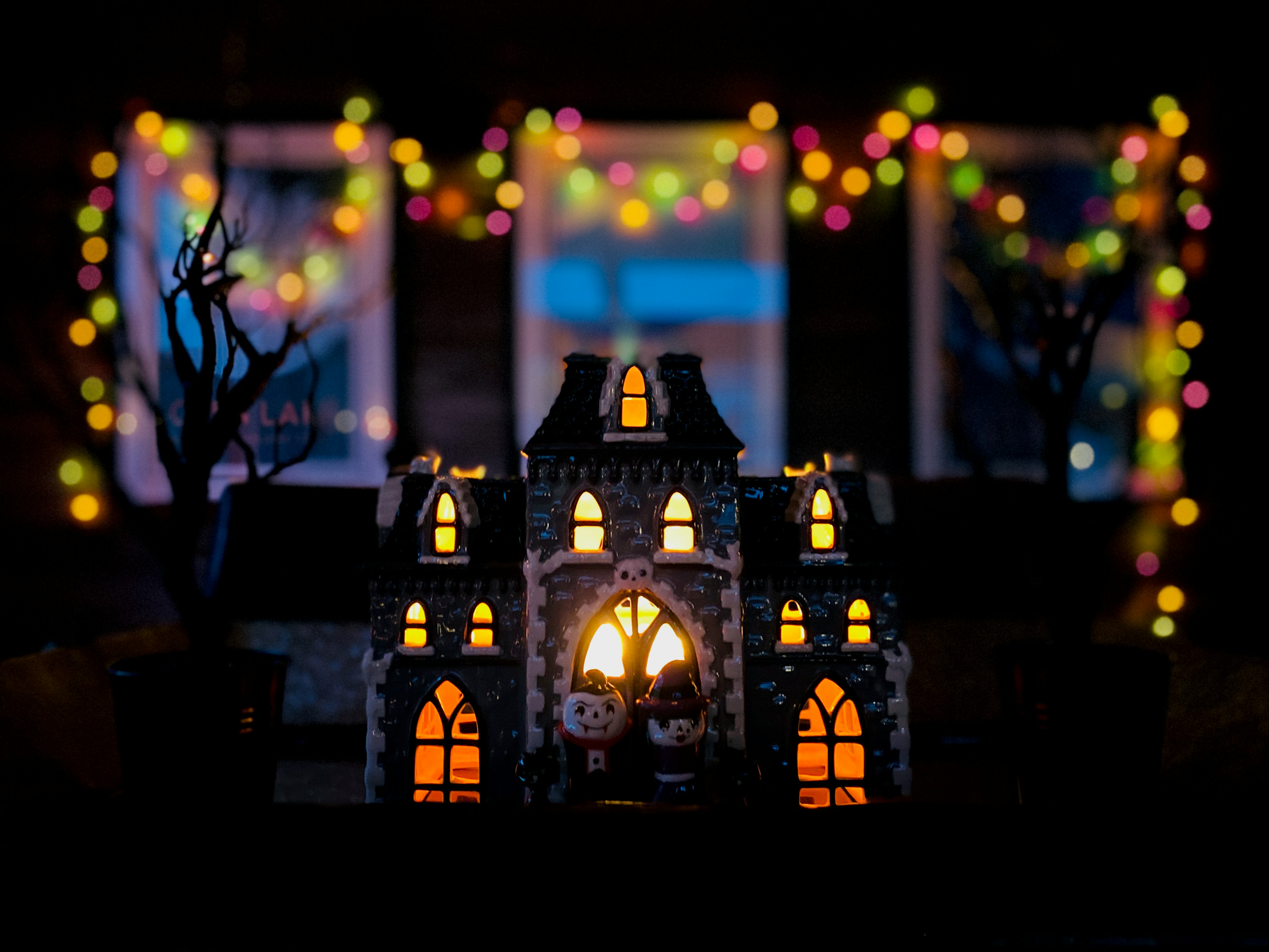 Ein für Halloween geschmücktes Haus | Quelle: Unsplash