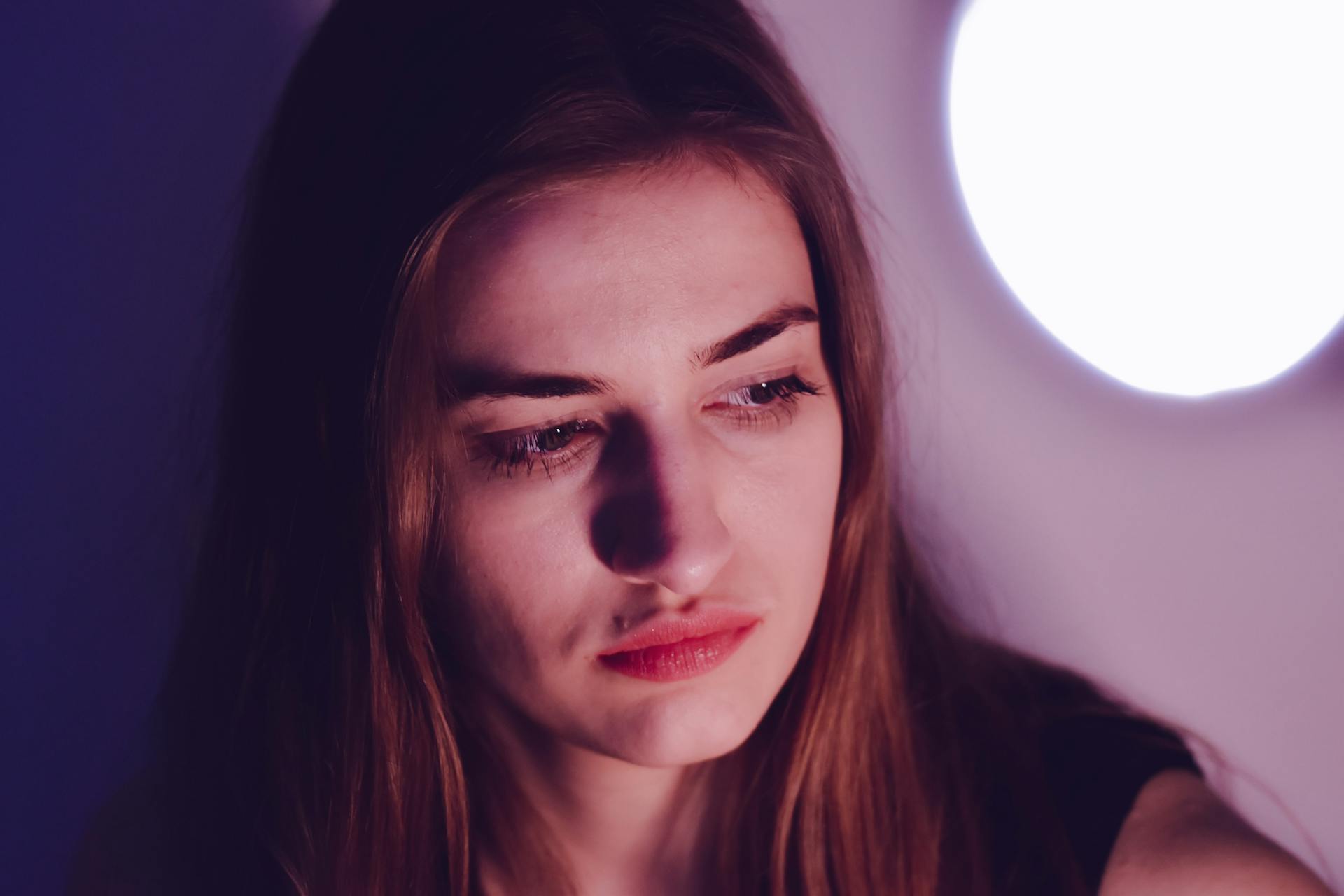 Eine entschlossen aussehende Frau | Quelle: Pexels