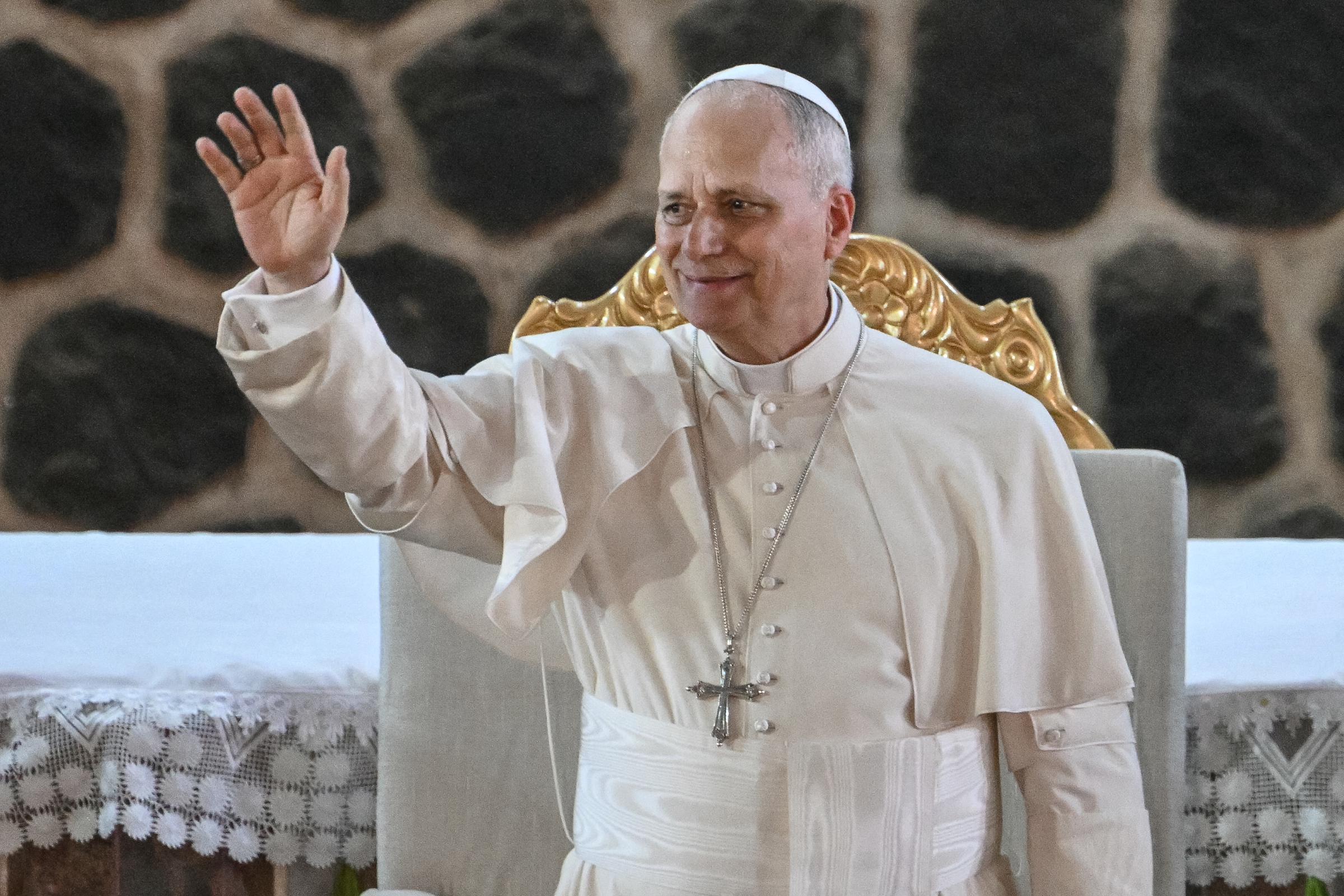 Papst Leo XIV. winkt bei seiner Ankunft in der St.-Joseph-Kathedrale in Bamenda am vierten Tag seiner elftägigen Apostolischen Reise nach Afrika am 16. April 2026 | Quelle: Getty Images