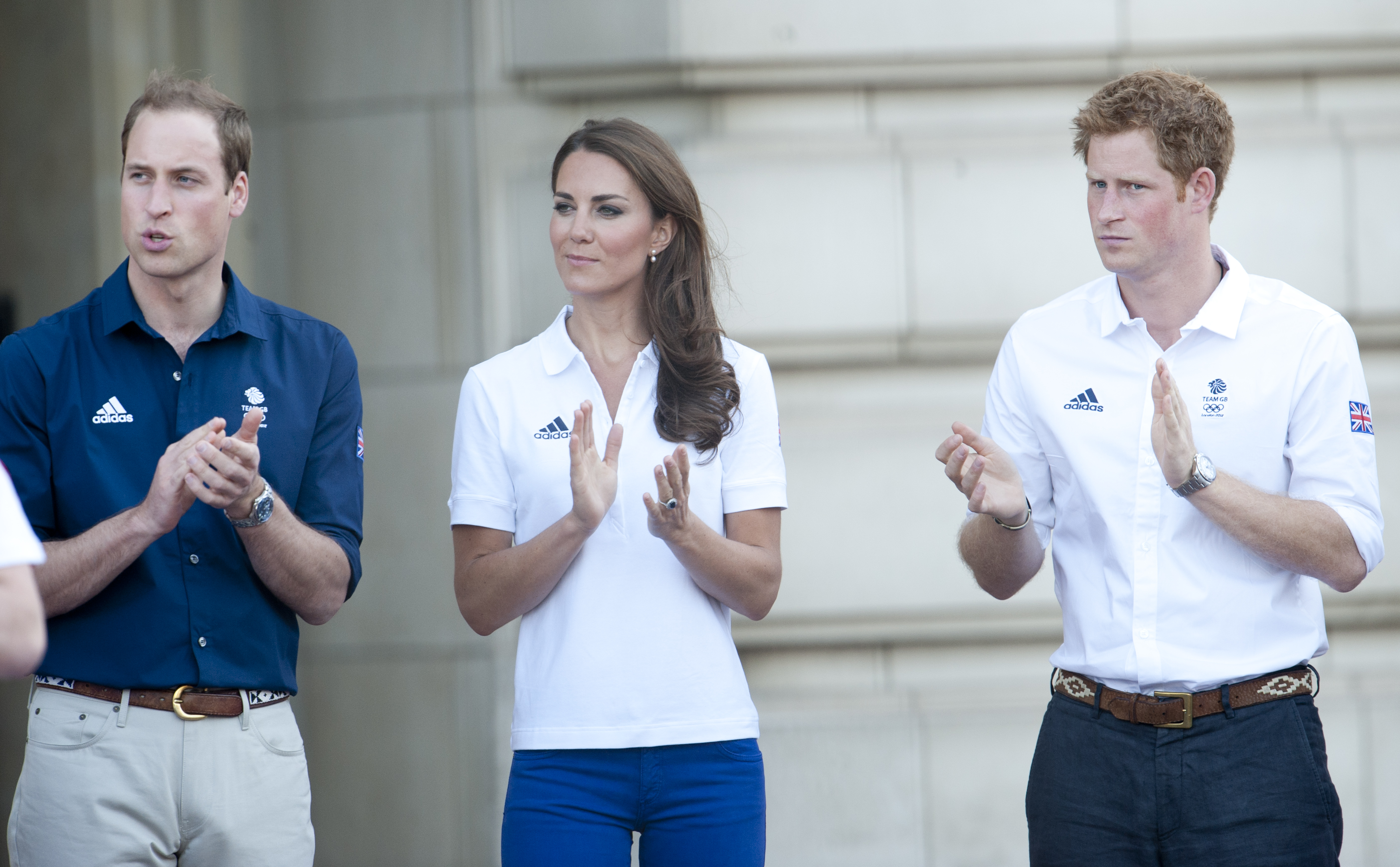 Prinz William, Prinzessin Catherine und Prinz Harry beim olympischen Fackellauf in London 2012 | Quelle: Getty Images