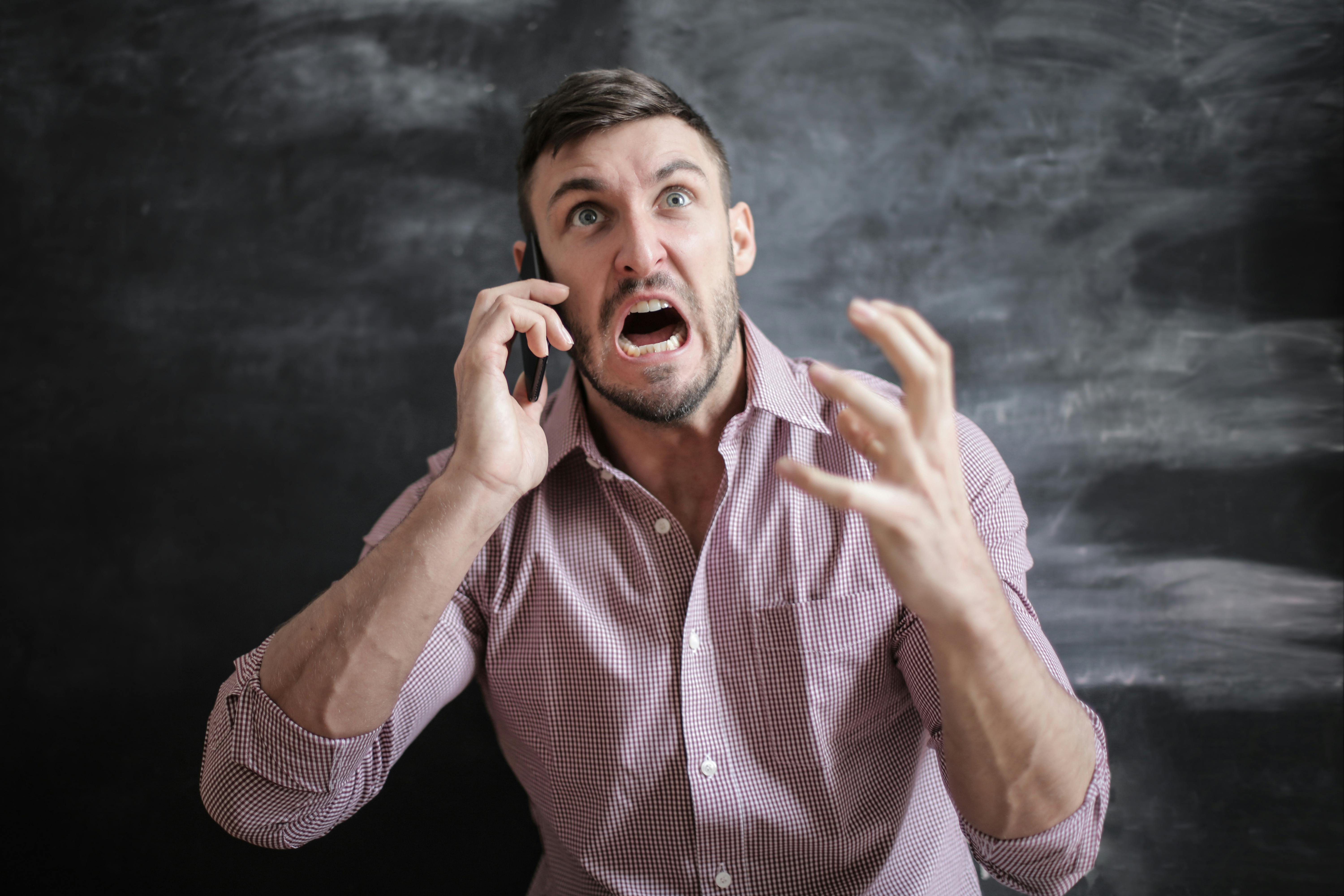 Ein wütender Mann beim Telefonieren | Quelle: Pexels