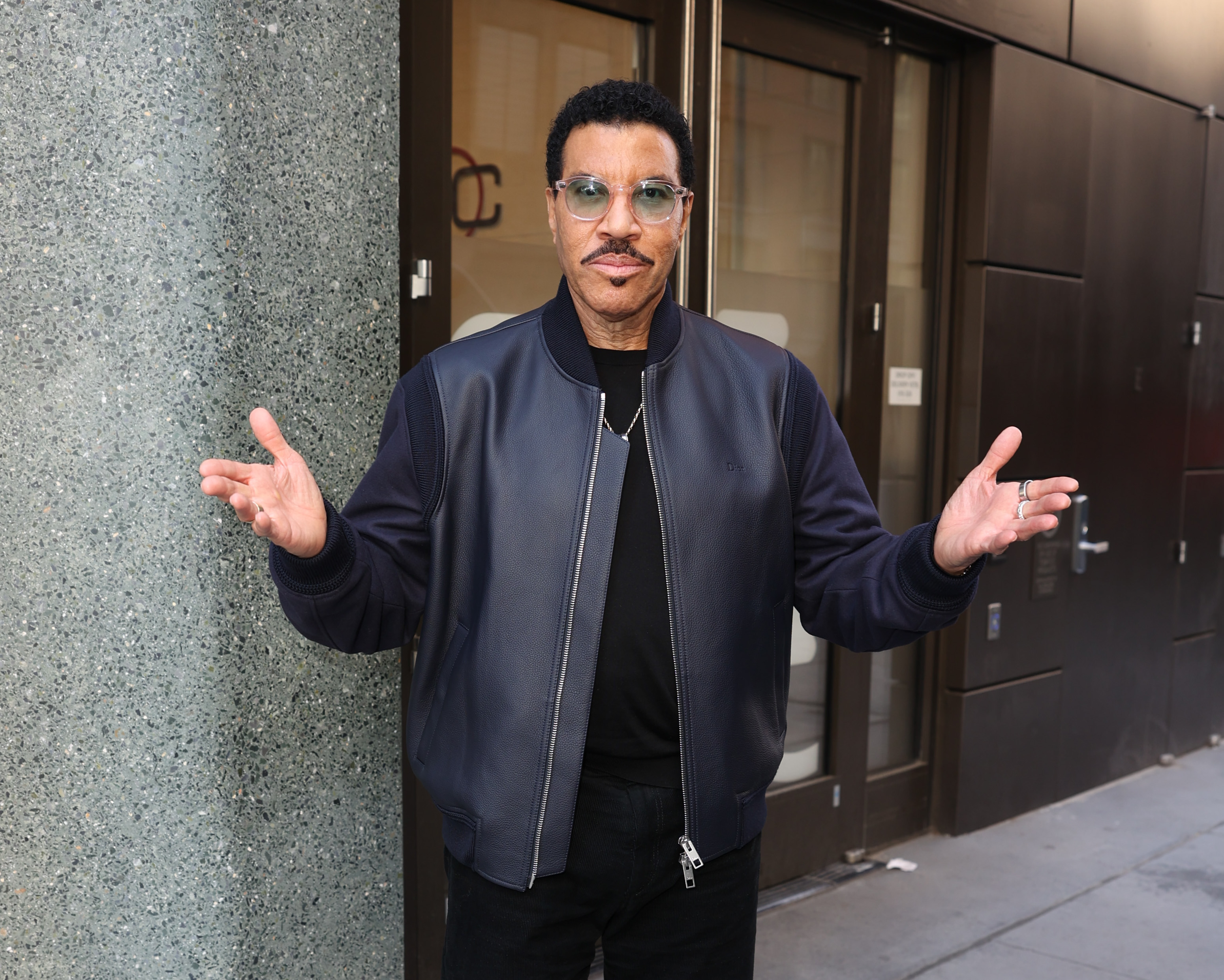 Das Foto zeigt Richie im März 2026 in New York, einige Monate vor seinem Auftritt in St. Louis. Bei diesem Konzert im August erzählte er seinen Fans, dass ihn ein ungeklärtes Problem auf der Tour so sehr verunsichert habe, dass er ärztlichen Rat eingeholt habe. | Quelle: Getty Images