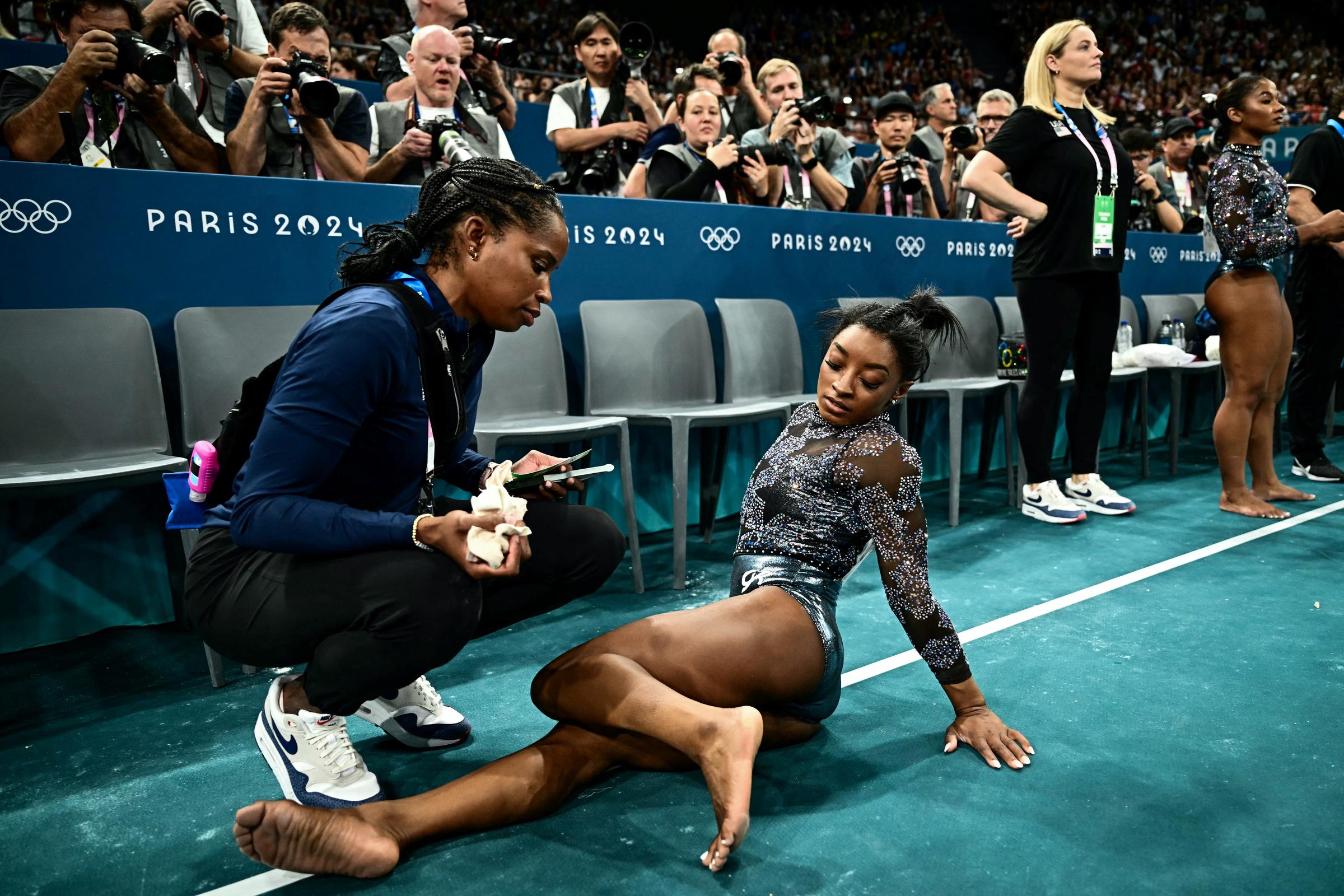 Marcia Faustin und Simone Biles während der Qualifikation im Kunstturnen der Frauen in Paris, Frankreich am 28. Juli 2024 | Quelle: Getty Images