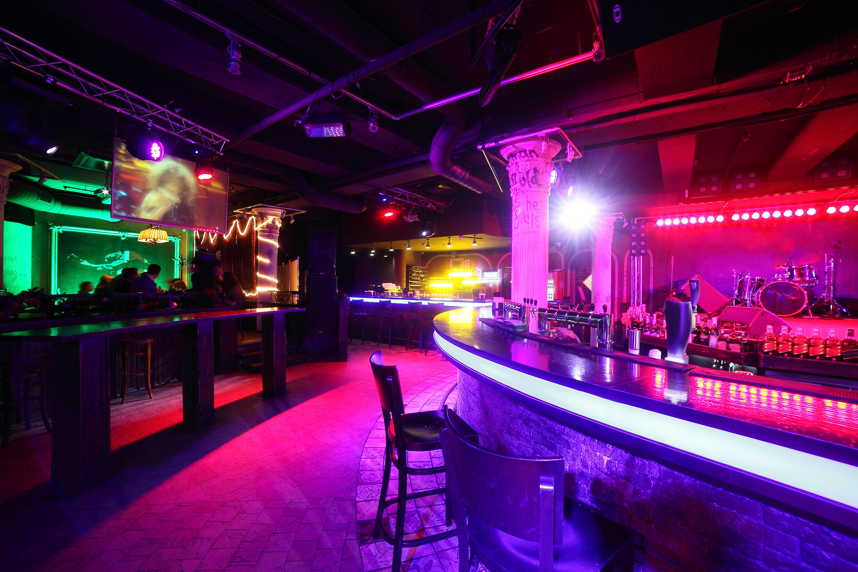 Ein Nachtclub mit hellen Lichtern | Quelle: Shutterstock