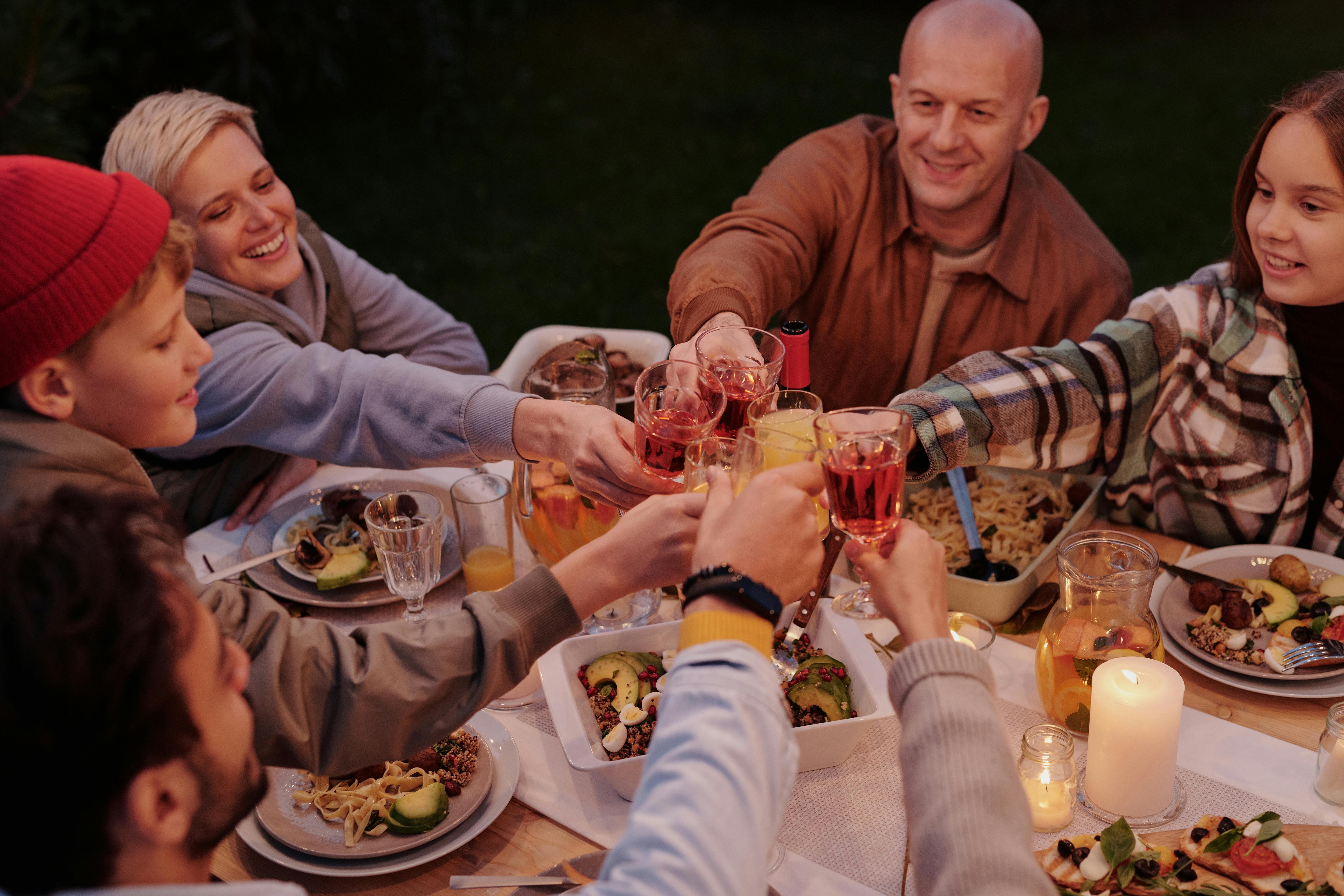 Eine Familie, die anstößt | Quelle: Pexels