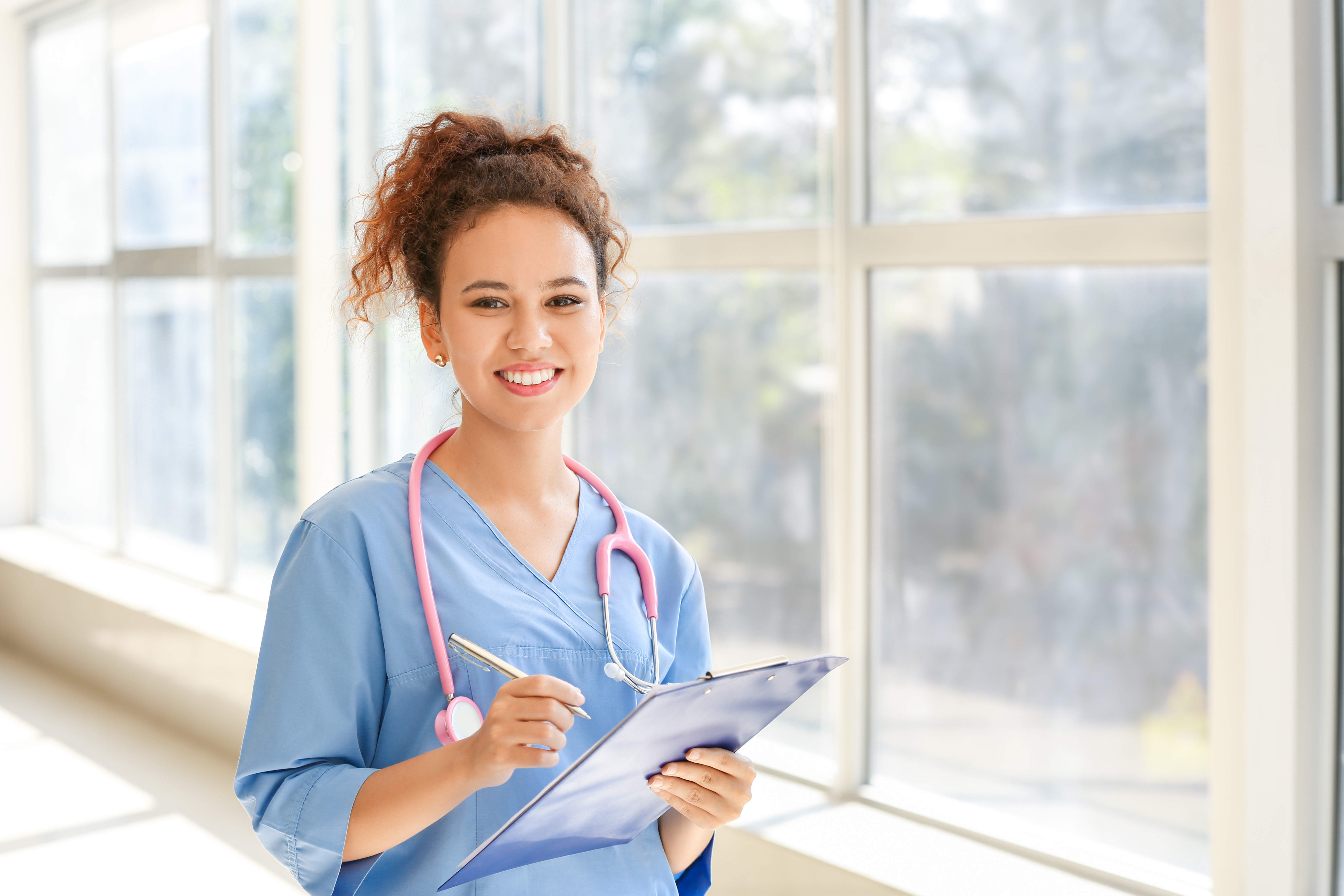 Eine junge Krankenschwester lächelt | Quelle: Shutterstock