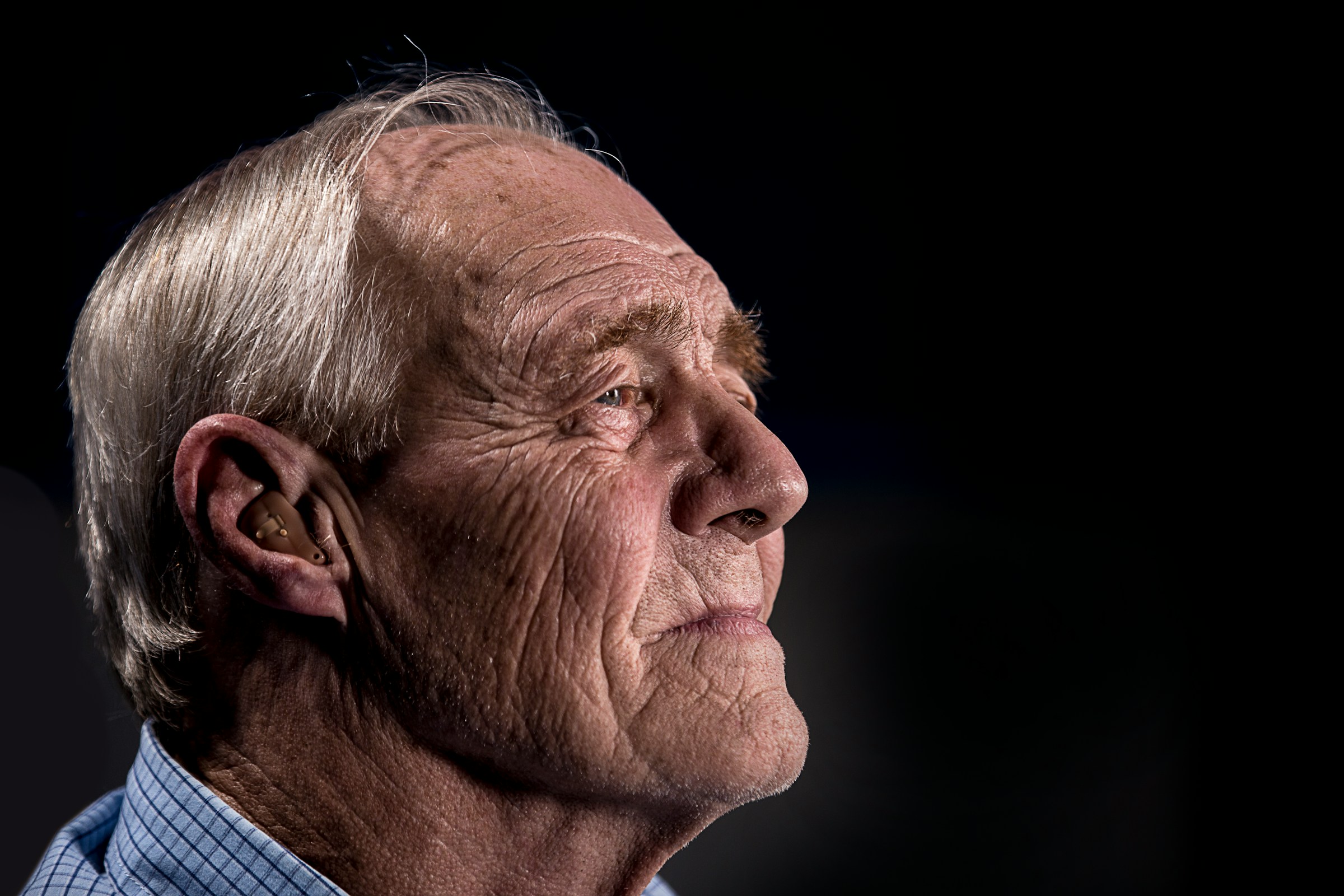 Ein alter Mann mit einem Hörgerät | Quelle: Unsplash