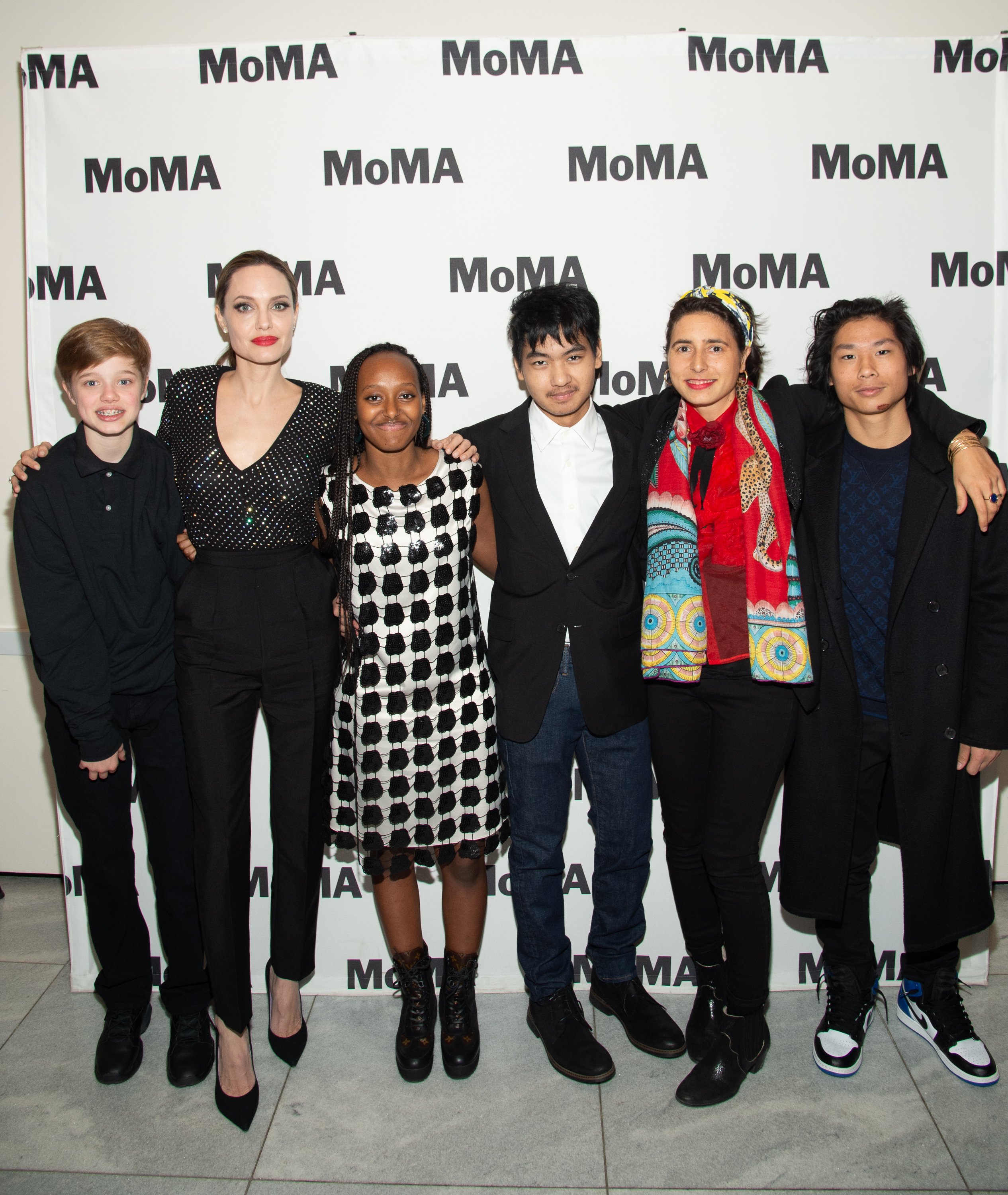 Shiloh Nouvel Jolie-Pitt, Angelina Jolie, Zahara Marley Jolie-Pitt, Maddox Chivan Jolie-Pitt, Prune Nourry and Pax Thien Jolie-Pitt attend the premiere of "Serendipity", New Yorik City, 2019 | Quelle: Getty Images