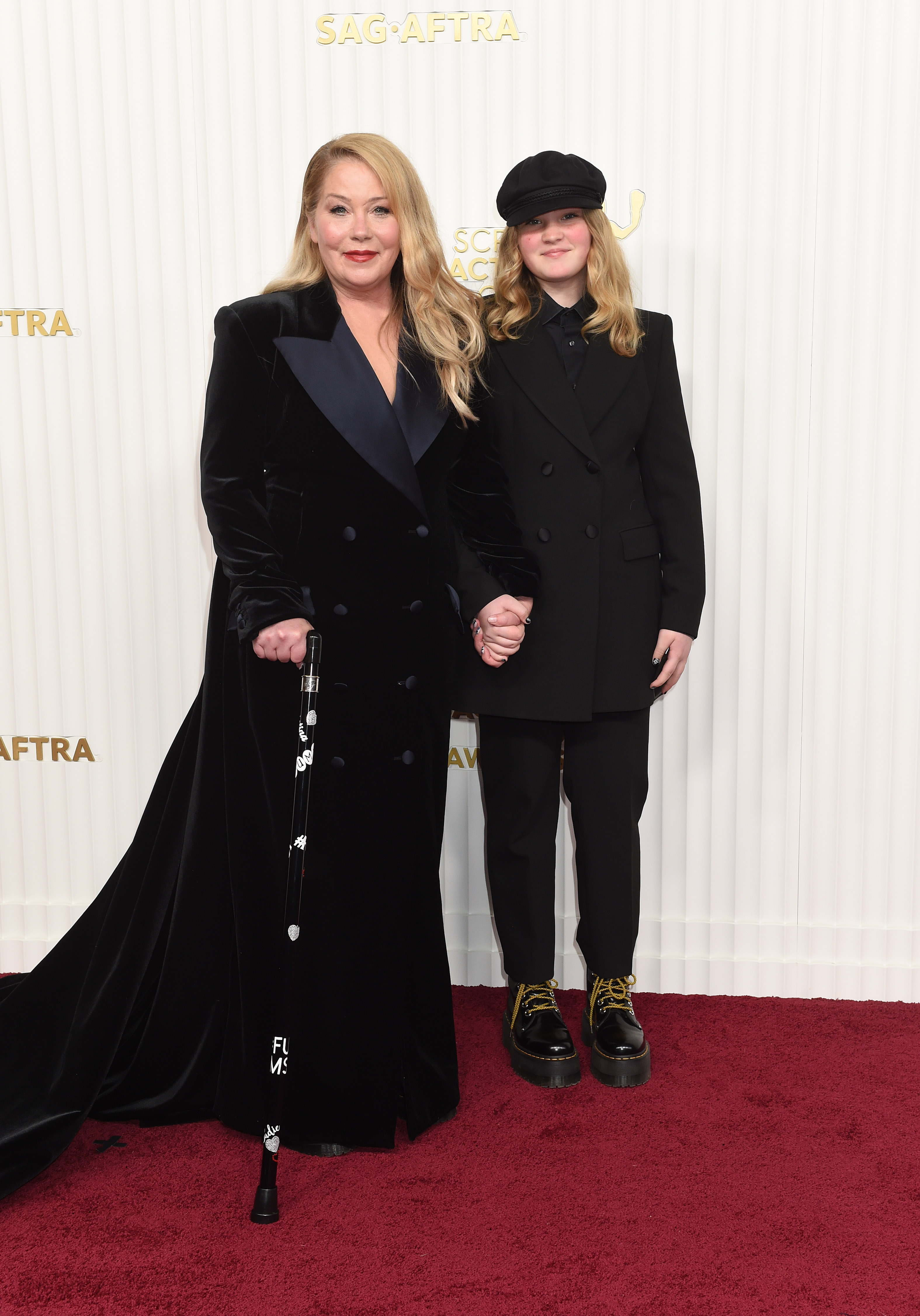 Christina Applegate und Sadie Grace LeNoble bei den 29. Screen Actors Guild Awards in Los Angeles am 26. Februar 2023. | Quelle: Getty Images