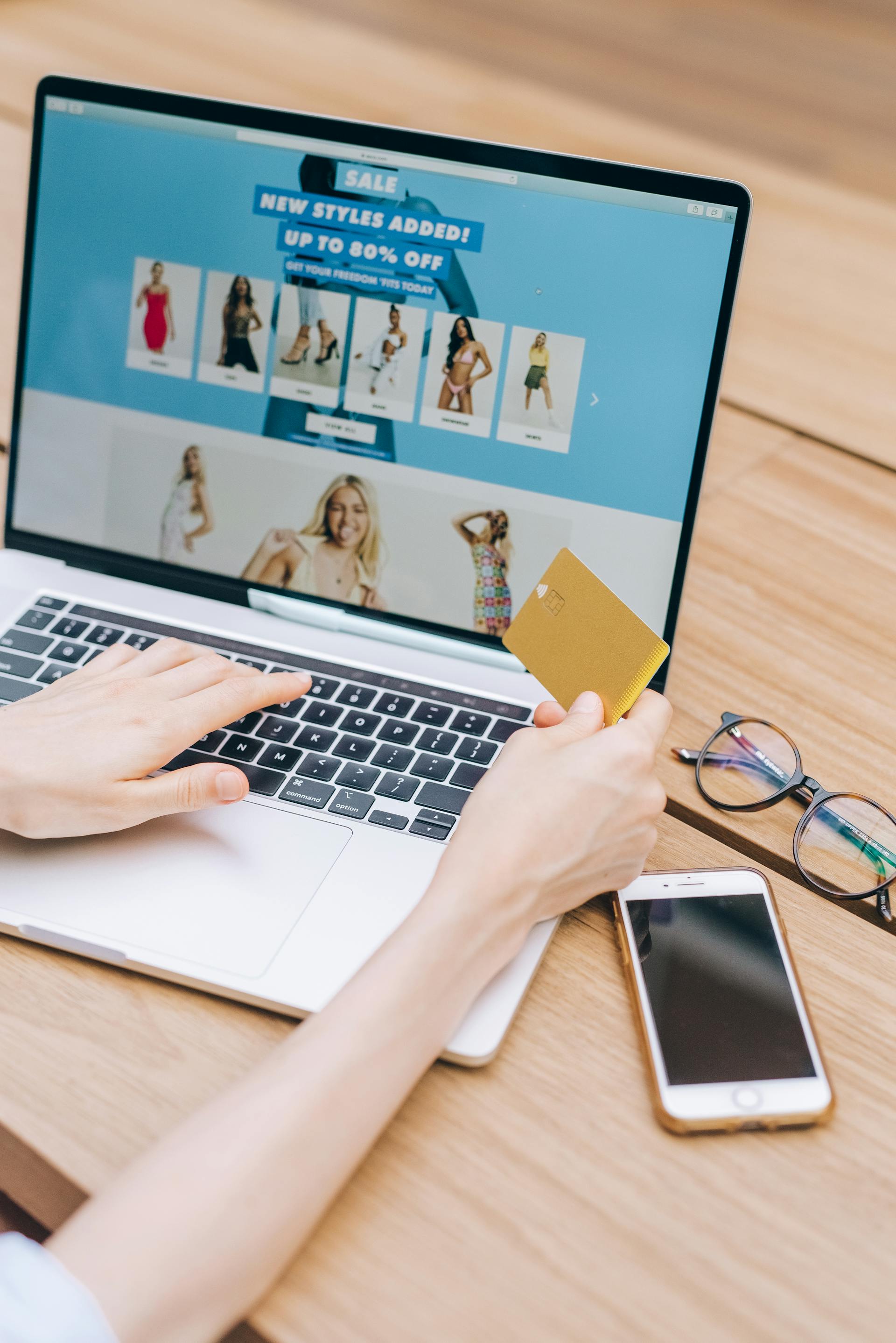 Eine Nahaufnahme einer Person, die ihre Bankkarte beim Online-Shopping hält | Quelle: Pexels