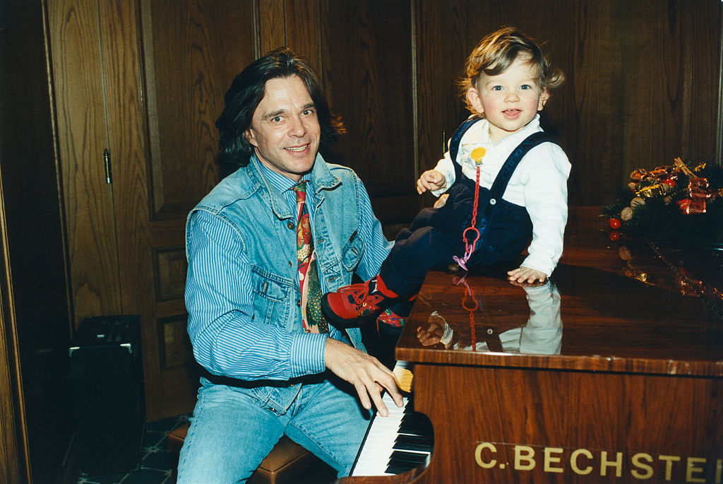 Drews, Juergen *02.04.1945-Musiker, Schlagersaenger, D- mit seiner Tochter Joelina am Klavier- Dezember 1996 | Quelle: Getty Images