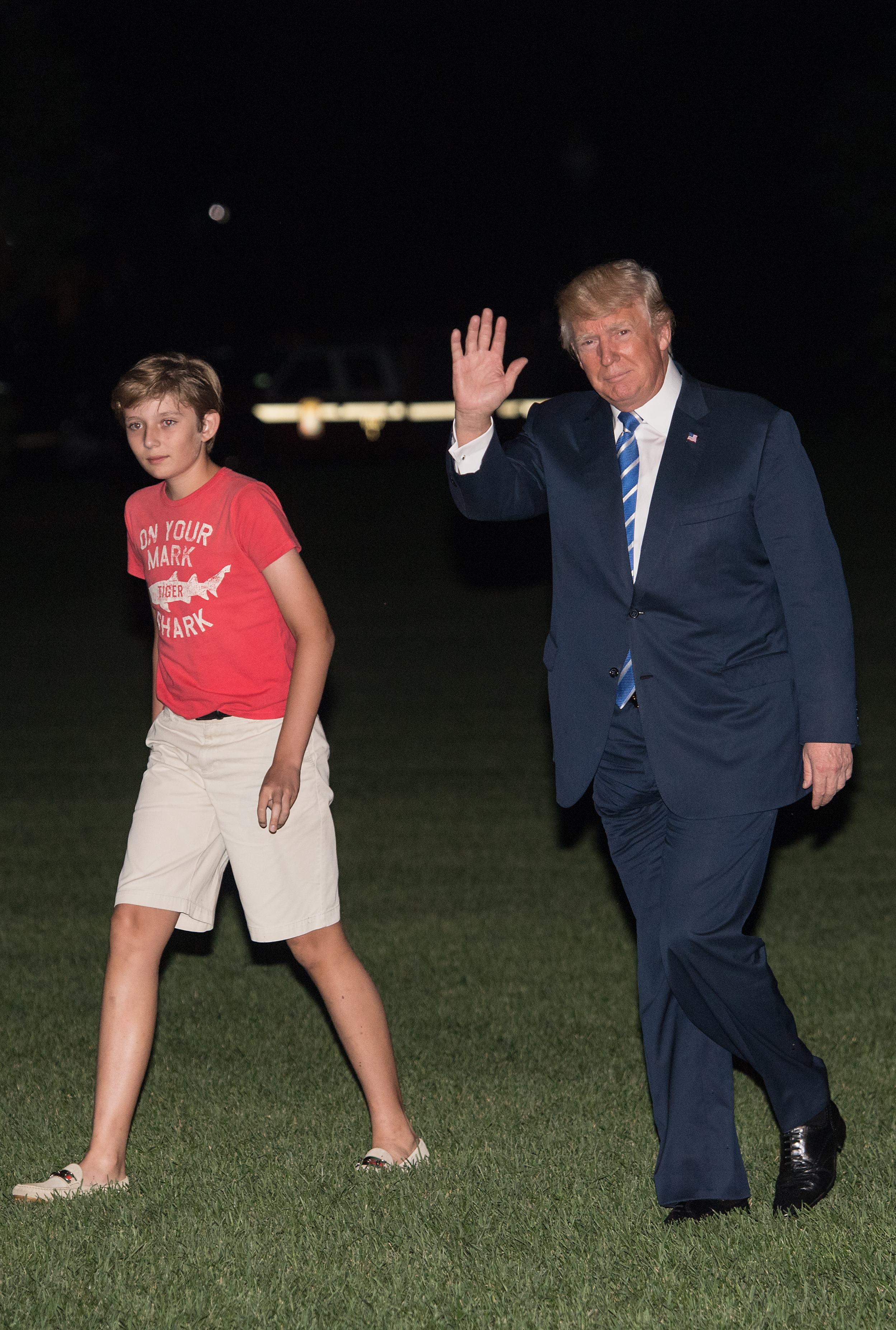 US-Präsident Donald Trump kehrt am 20. August 2017 nach einem 17-tägigen „Arbeitsurlaub“ mit seinem Sohn Barron in Washington, D.C., ins Weiße Haus zurück. | Quelle: Getty Images