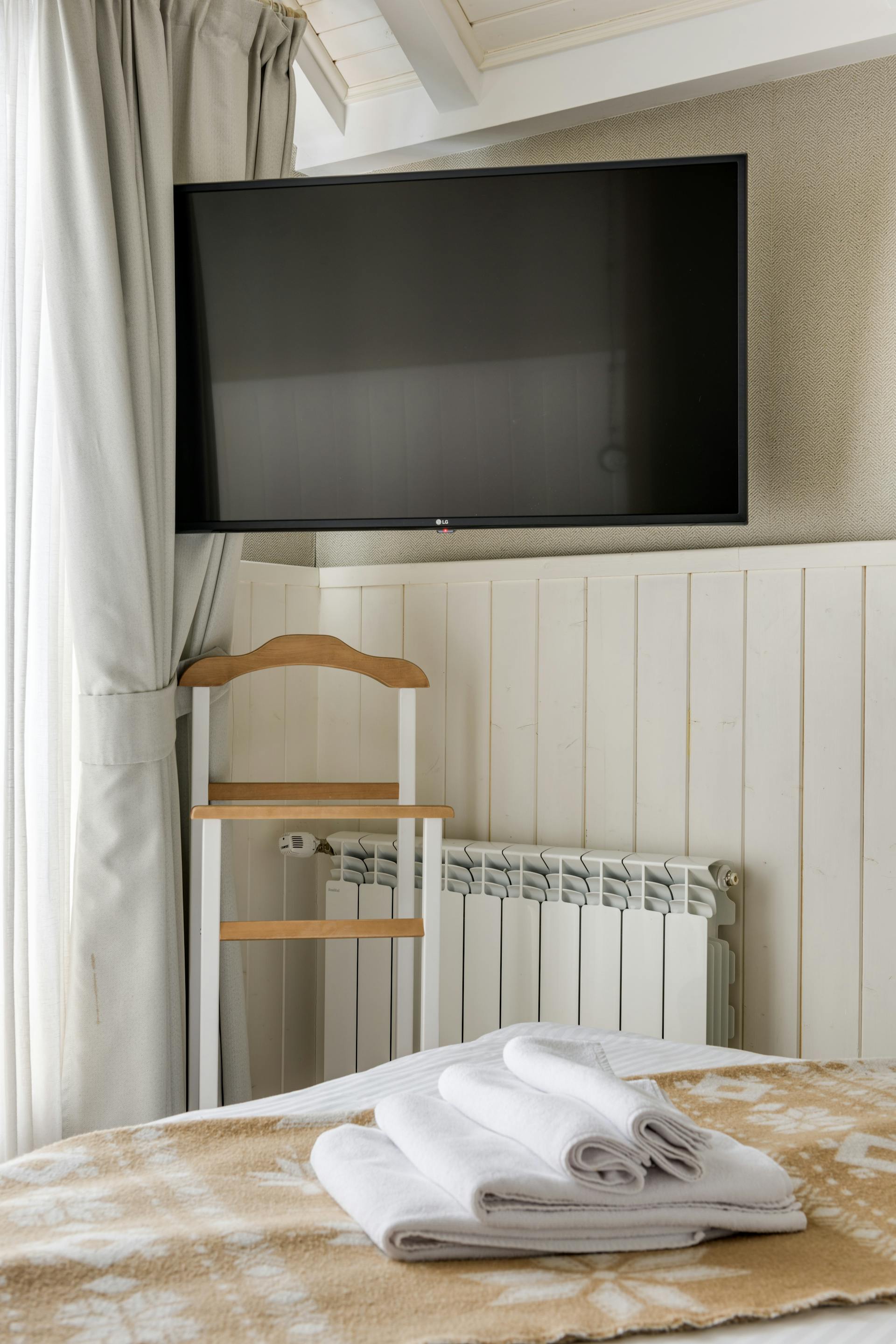Ein Fernseher in einem Schlafzimmer | Quelle: Pexels