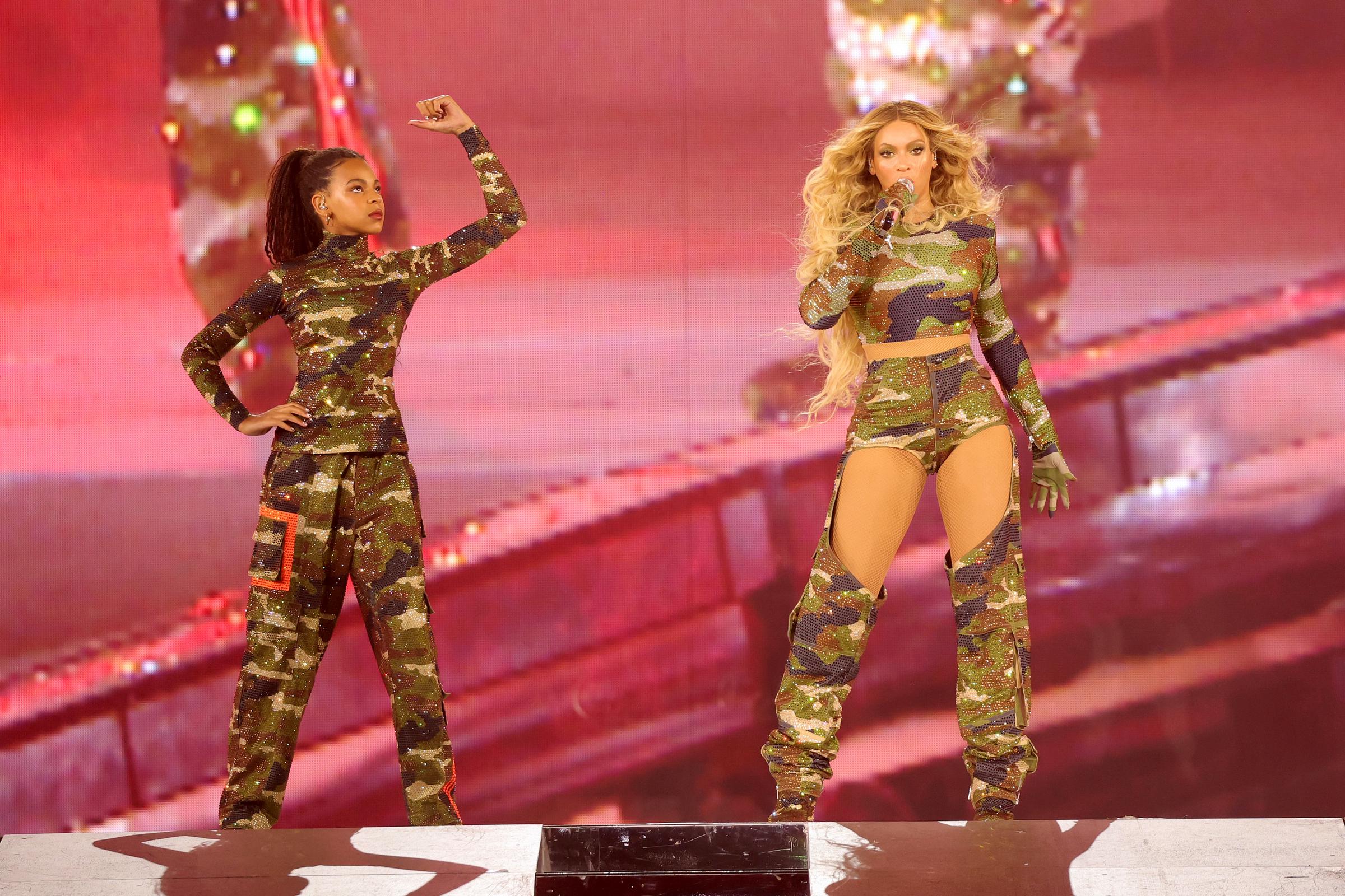 Blue Ivy Carter und Beyoncé auf der Bühne während der „Renaissance World Tour“ im Mercedes-Benz Stadium in Atlanta, Georgia, am 11. August 2023 | Quelle: Getty Images