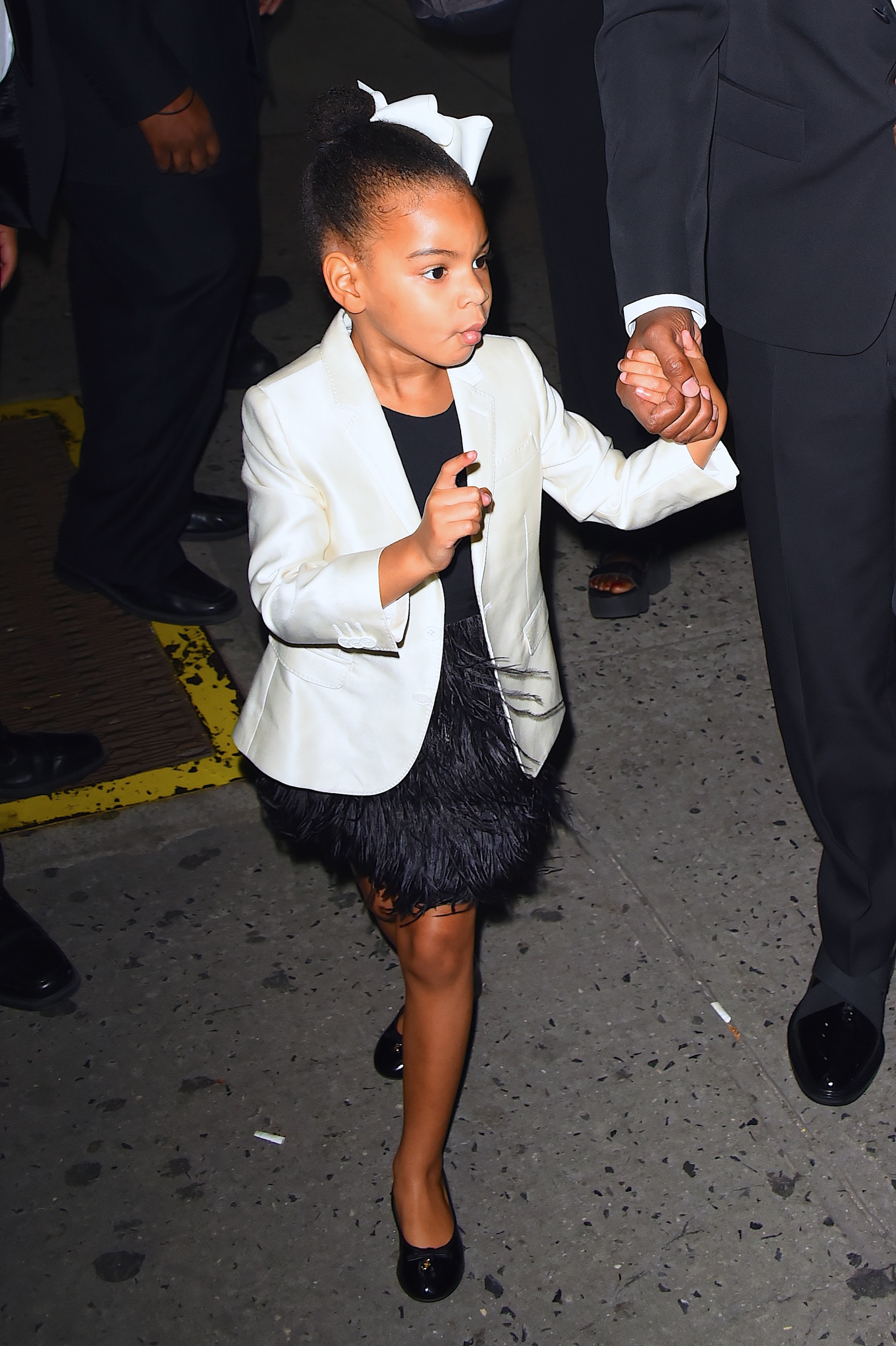 Blue Ivy Carter und Jay-Z bei der Verleihung der CFDA Awards am 6. Juni 2016 im Hammerstein Ballroom in New York City. | Quelle: Getty Images