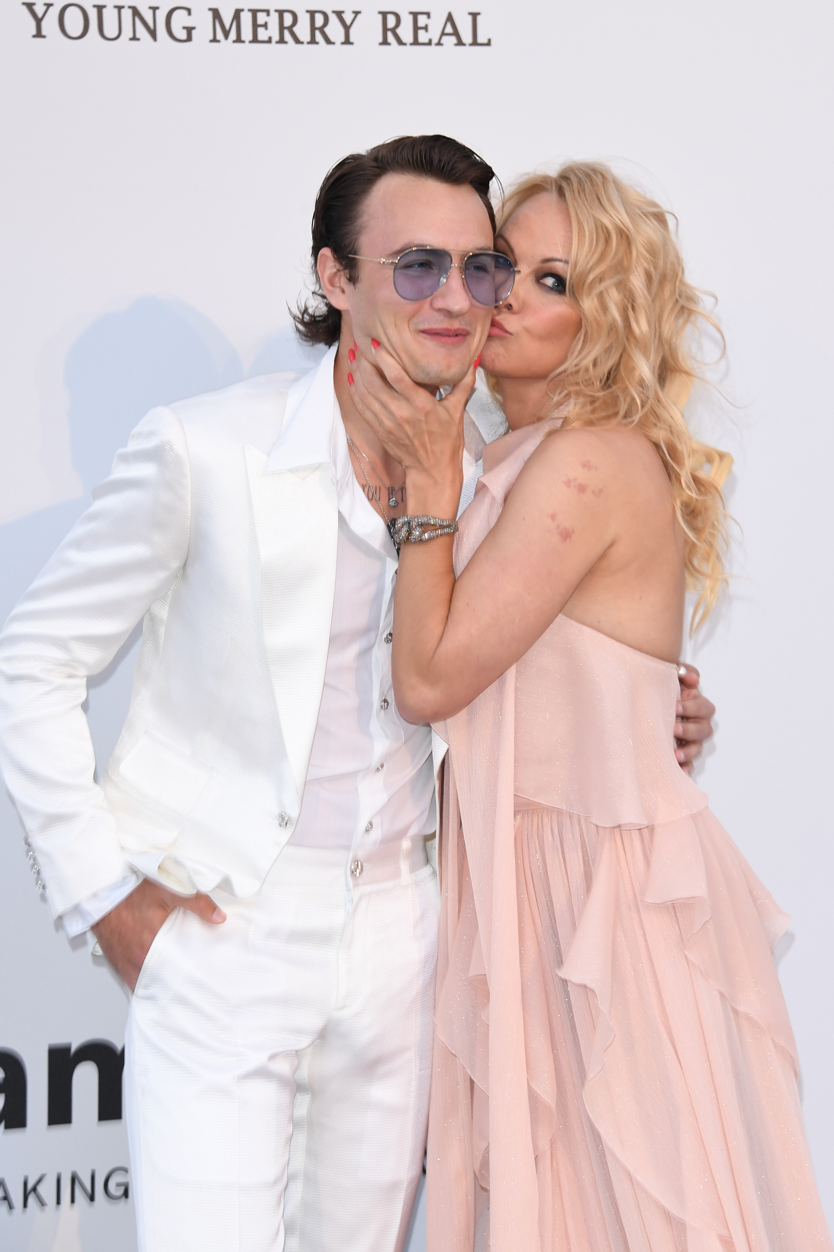 Pamela Anderson küsst ihren Sohn Brandon Thomas Lee bei der amfAR Cannes Gala 2019 in Cap d'Antibes, Frankreich, am 23. Mai 2019 auf die Wange | Quelle: Getty Images