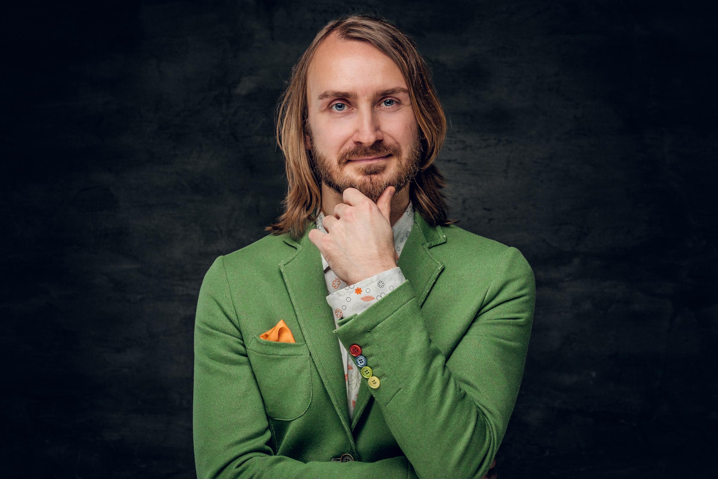 Ein grinsender Mann | Quelle: Freepik